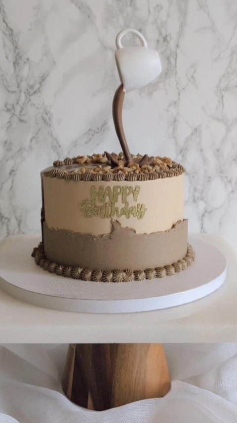 Coffee lovers… this one might be dangerous. ☕✨
Because a normal cup of coffee clearly wasn’t enough… so we turned it into a cake.🎂
A soft coffee and walnut sponge, layered with silky coffee buttercream, topped with toasted walnuts and finished with a gravity-defying pour that looks like the coffee just never stops flowing.☕
✓Rich.
✓Nutty.
✓Bold enough to wake you up without the caffeine.
This is the kind of cake that makes people stop mid-conversation and say,
“Wait… how is that cup floating?”😯
And honestly… that’s exactly the reaction I am going for.🎉
Because cakes shouldn’t just taste amazing…
they should steal the show too.
Now tell me…
would you cut it straight away or stare at it for five minutes first? ☕🍰✨
#sanahmixingbowl #brightoncakes #coffeecake #brightonbaker #brightonfoodies