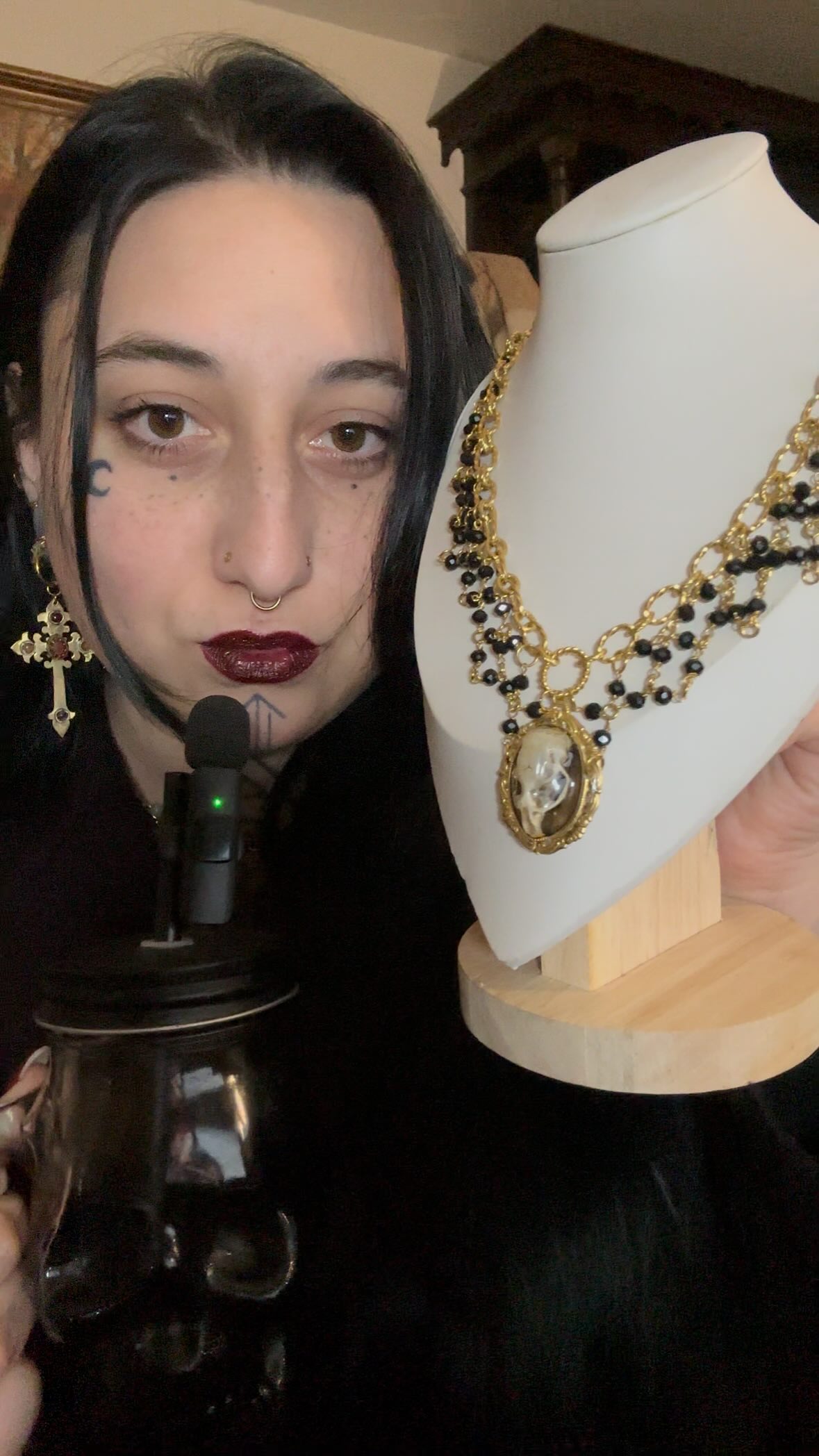 Besoin d’avis pour ce collier !!!
Est-ce qu’on fait encore plus de folies ou pas? ✨
D’ailleurs ce collier fera partit des exclus dimanche prochain a l’évent @tenebrae_metz à Metz ! Je vous prépare de beaux bijoux bien sombre 🌚
Bijoux curiosités faits main,
Bijoux os et insectes
Victorien gothique