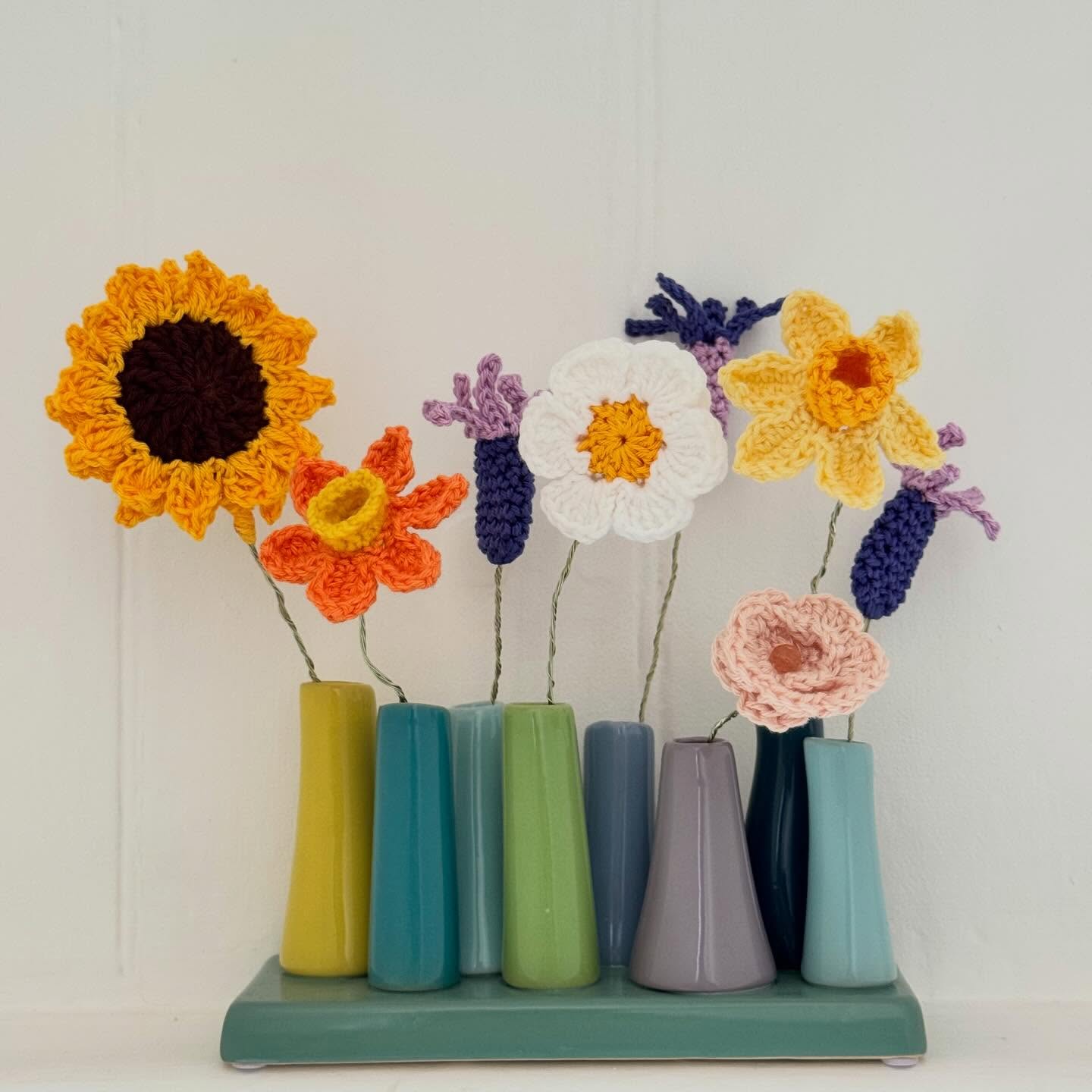 I received a new vase for my birthday a couple of weeks ago and knew exactly what I needed to make to go in it! These patterns will appear in Simply Crochet next week as a fun badge make. I have attached wire instead of a pin and done! A perfect size for my new vase 🩷🩷
Pattern: @simplycrochetmag issue 173 out next week
Yarn: @scheepjes catona
#simplycrochet #crochetflowers #stresslesscraftmore #crochetismysuperpower #crochetpattern