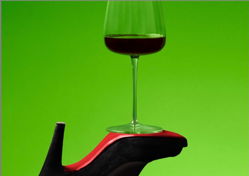 Groen van buiten, karaktervol van binnen 🍷🌿
De Visan Go Green van Les Grandes Serres is een biologische rode Rhône met een uitgesproken Syrah-signatuur: sappig rood fruit, kruidig, een vleug peper en een frisse, elegante structuur. Gemaakt van oude stokken, met minimale interventie, rijping op beton en zonder toegevoegde sulfieten.
Een wijn die nu al heerlijk drinkt, maar ook nog even kan rijpen. Perfect licht gekoeld, bij gegrild vlees, lamsgerechten of een kruidige stoof.
Een moderne Rhône met inhoud, frisheid en een eigen verhaal.
#RhôneWijnen #NatuurlijkeWijn #Wijnliefhebber #RodeWijn #biologischewijn