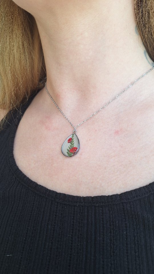 ✨ Pendentif avec un bout de nature ✨
Regardez ce magnifique pendentif unique 🌸💛
Chaque pièce est faite à la main avec amour, parfaite pour offrir ou se faire plaisir ✨
💡 Astuce : Chaque pendentif est différent, comme vous !
📩 Contactez-moi pour commander le vôtre !
#fleurssechees #pendentifunique #faitmain
#bijouartisan #creationpersonnalisée