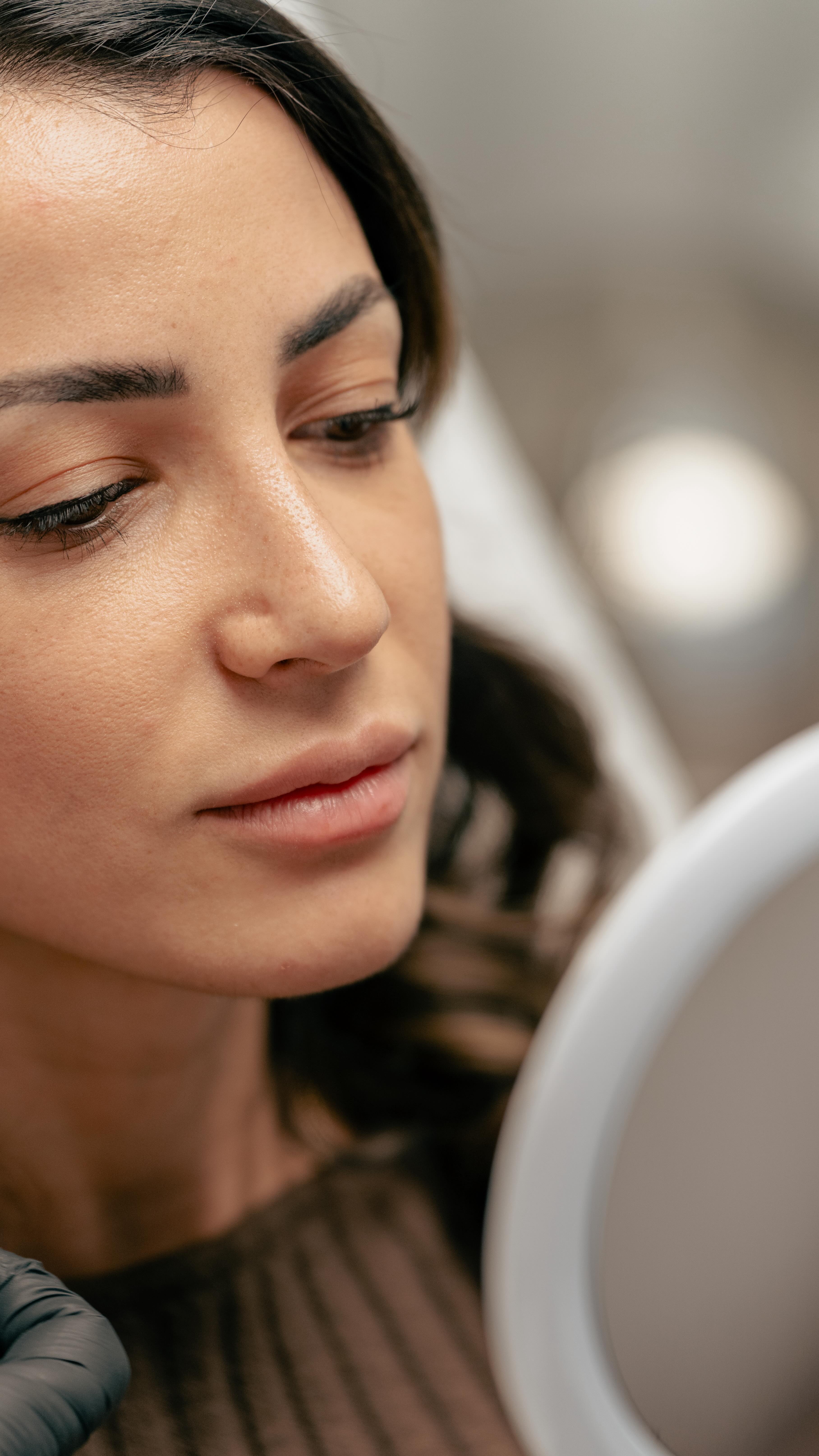 Vorteile einer Lippenkorrektur
•Natürliches Volumen:
Sanfte Betonung der Lippenfülle
•Glattere Konturen:
Reduzierung feiner Lippenfältchen für ein jugendliches Aussehen
•Symmetrieausgleich:
Korrektur von Unregelmäßigkeiten für ein harmonisches Gesamtbild
•Mehr Selbstbewusstsein:
Lippen, die Ihre natürliche Schönheit unterstreichen
———
Advantages of lip correction
•Natural volume:
Gentle emphasis on lip fullness
•Smoother contours:
Reduction of fine lip lines for a youthful appearance
•Symmetry balance:
Correction of irregularities for a harmonious overall appearance
•More self-confidence:
Lips that emphasize your natural beauty