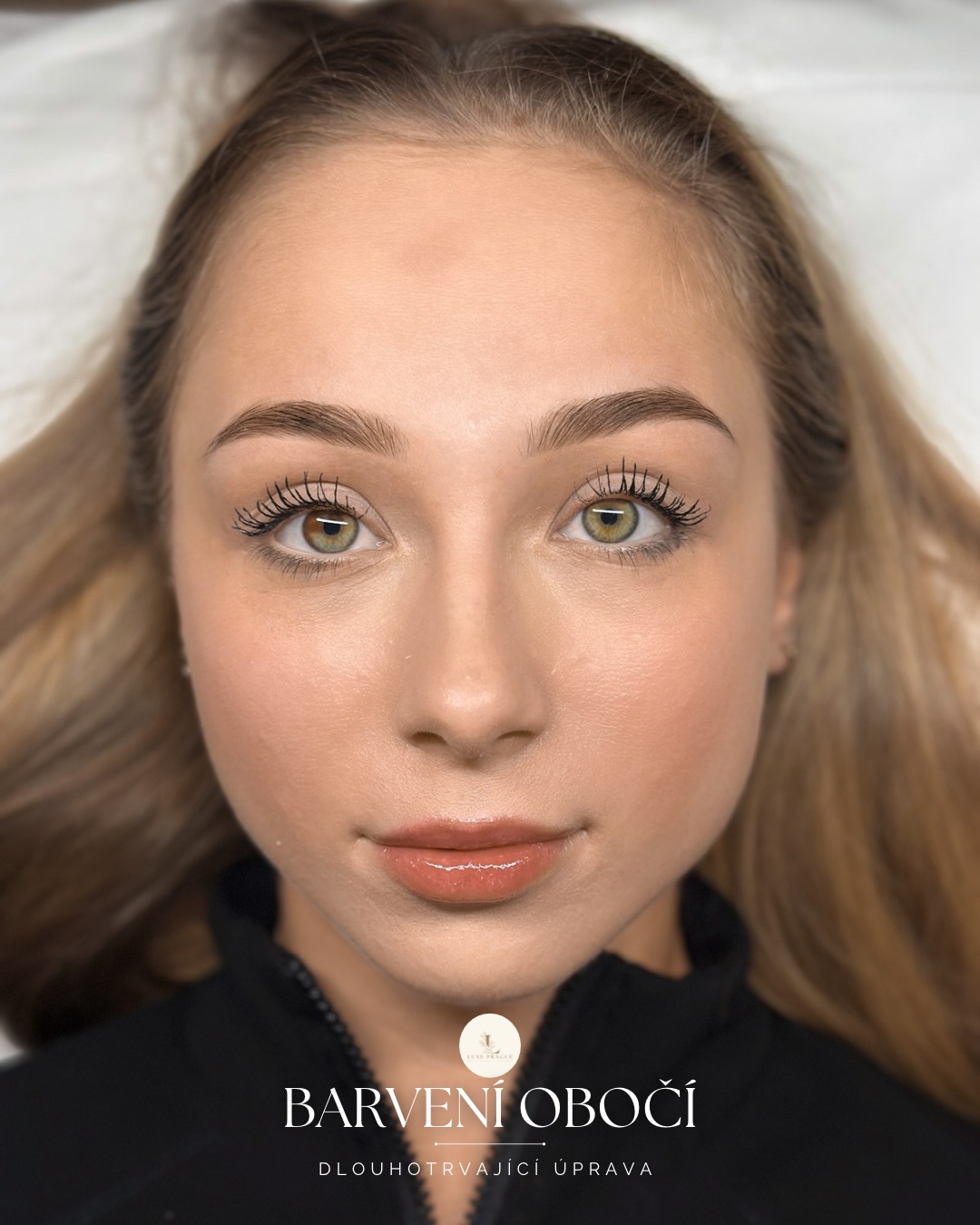 ✨ Úprava & barvení obočí ✨
Chcete si ráno přispat a neřešit, zda máte obočí nalíčené stejně nebo jestli je každé jiné? 😄 Správný tvar obočí a jeho nabarvení v přirozeném stylu Vám ušetří spoustu času a nervů 🫶🏻
I pro blondýnky máme takto krásné světlé barvy, takže bye bye černé obočí 🥲
Barvíme hybridními dlouhotrvajícími barvami nebo Hennou, dle požadovaného výsledku. Poté Vám chloupky upravíme voskem nebo pinzetkou dle potřeby a preciznosti ✨
Barvení vydrží 2-4 týdny dle typu barvy a pigmentace.
Už máte rezervovaný termín? Ne? Tak na co čekáte 😍 Rezervujte rychle a pohodlně online 🌷