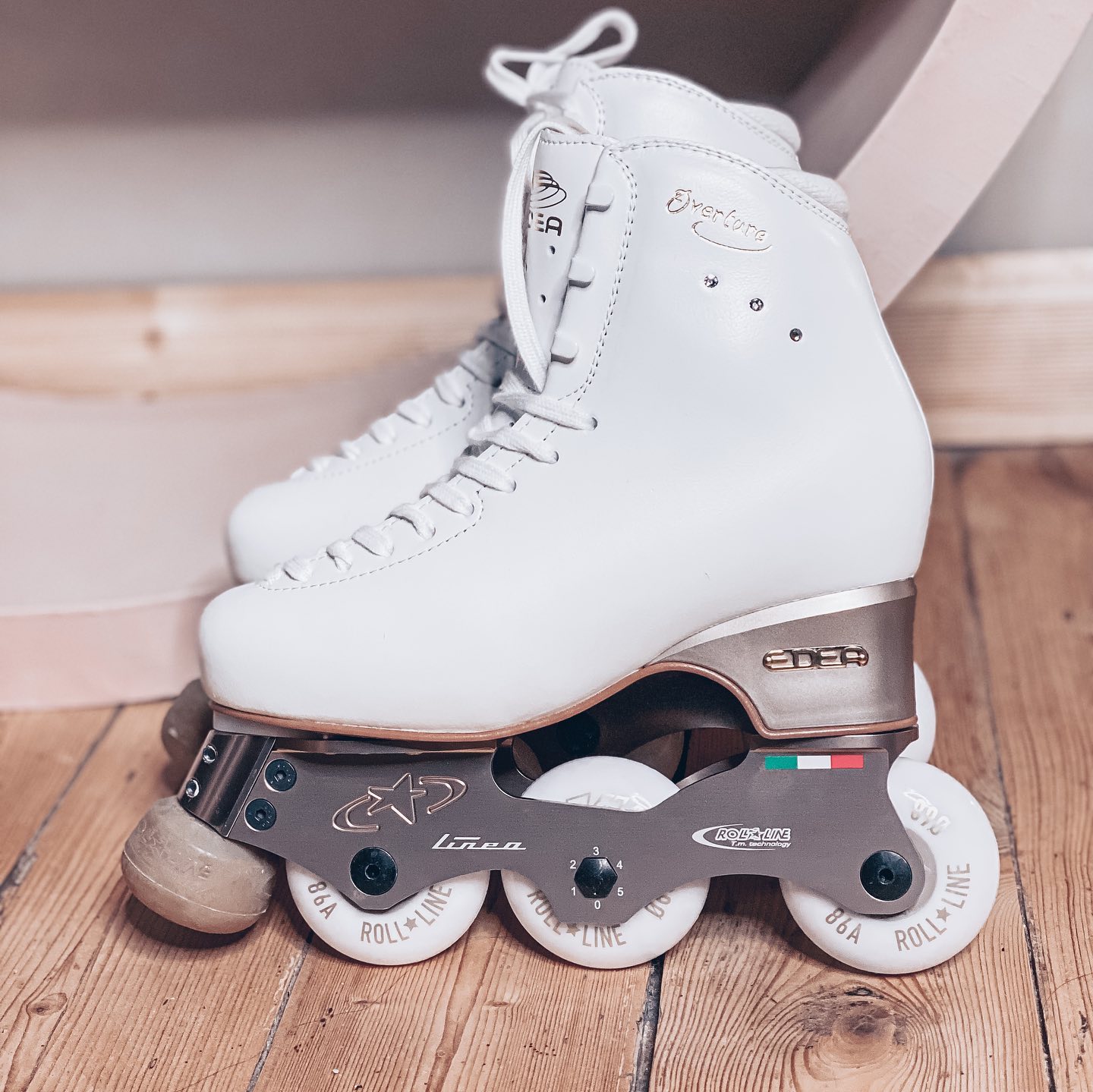 Ils sont arrivés 🥳🛼🥰😍⛸ !!!! On dirait que j’ai 4 ans 😅🤣 alors bien entendu je vous ai filmé le déballage, l’explication du modèle et des informations sur les autres modèles, et j’ajouterai ma première séance avec ces petits trésors. J’en suis folle 🥰♥️ je les ai rêvés longtemps ! Très curieuse de sentir la différence avec la glace.
.
J’ai hâte de vous partager des astuces pour vous mettre au roller et/ou au roller artistique. C’est accessible à tout le monde !!
.
Je vous demanderai en stories ce qui vous tente le plus et les questions que vous avez peut-être. Il existe des modèles pour tout débutant 👍
.
Ils sont pas magnifiques ?? 🤩 ⛸🛼 merci @espaceproshop pour le montage et la livraison rapide, c’est bonheur.
.
En plus d’être super fun, le patinage ça fait des fessiers d’enfer 😜🤟 tant qu’à faire hein 😅
.
Qui est tenté d’essayer ?
.
.
.
#officeskating #inlineskating #inlineskates #rollerartistique #rollerfitness #rollergirl #fitnessalamaison #patinageartistique #patinage #edeaskates #edeaoverture