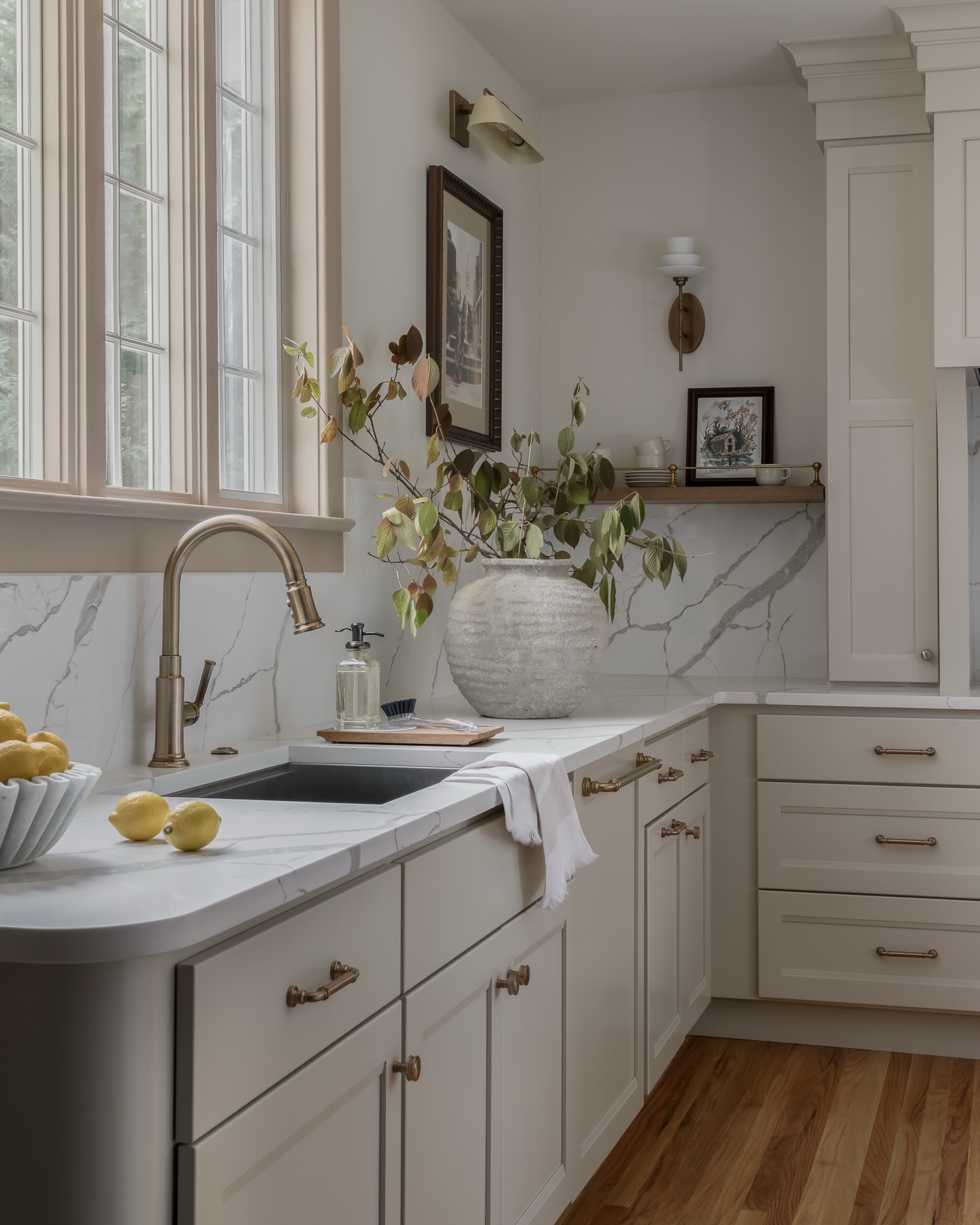One of my favorite things about kitchens is how they end up holding so many of life’s moments.
Slow mornings, midday coffee, quick snacks, shared meals, and friends gathered around the island long after dinner is over…even if there’s a perfectly comfy couch just around the corner.
The kitchen tends to become the natural gathering place of the home, and this one is no exception☕️