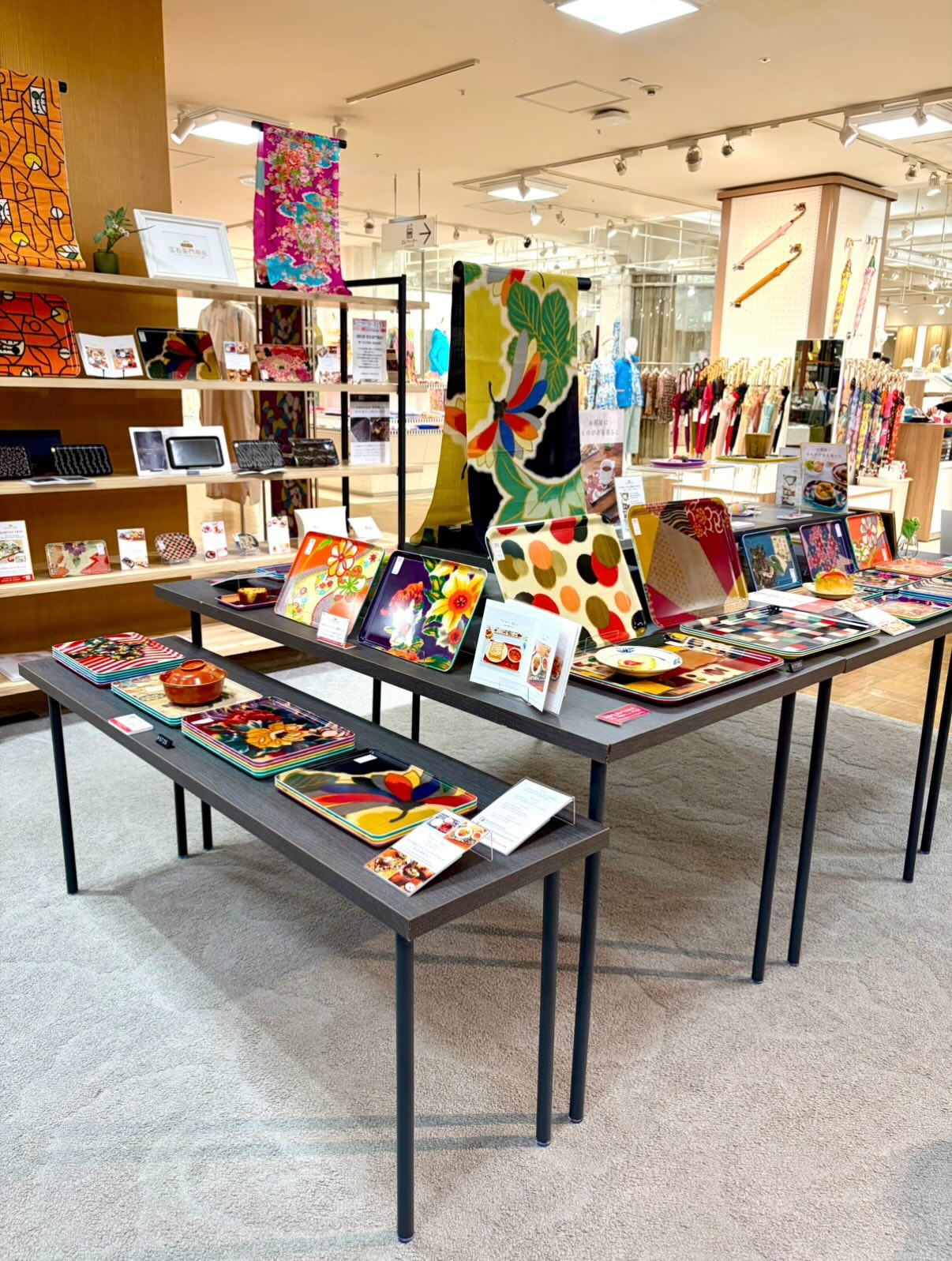 🎖️日本橋三越本店 POP UP
誠にありがとうございました✨
@gofuku_nihombashimitsukoshi
無事に1週間の会期を終えることができました👘🍽️✨
お立ち寄りくださった皆さま、
お迎えくださったお客様、
本当にありがとうございました💖
「かわいい」「素敵」とたくさんお声をかけていただき
手に取って楽しそうに選んでくださる姿が
何よりも嬉しい瞬間でした!
特に、海外の方への贈り物や
海外のお客様に選んでいただくことも多く、
この着物トレーが海を越えて
世界のどこかで誰かの暮らしに
寄り添うことを思うと、とても幸せです🎁✨
アンティーク着物生地との
たった一度きりの出会い。
これからも着物の魅力を
現代の暮らしに溶け込む形で
お届けしていきたいと思います。
温かく支えてくださった
日本橋三越本店スタッフの皆さま、
そして毎日を楽しくご一緒してくださった
出展者の皆さま、
心より感謝申し上げます✨
pic6〜8⥤ ステキな5ブランドコーデ
吉春吉ちゃんありがとう💓
(新啓織物/REINA IBUKA/玉のり/吉春吉/霜旦舎 定右衛門商店)
✧
\ 次は東京キモノショーでお会いしましょう! /
@tokyokimonoshow
🗓️ 4/17(金)〜19(日)
📍 東京キモノショー 2026
(和マルシェ→田源ビル2階 / ブースNO.78)
皆さまとまたお会いできるのを
楽しみにしております😊
𓇠𓇠𓇠𓇠𓇠𓇠𓇠
A heartfelt thank you to everyone who visited our POP UP at Nihombashi Mitsukoshi ✨
It fills us with joy to know that our one-of-a-kind kimono trays will travel across the sea to become a part of your daily life👘🍽️💖
We look forward to seeing you at our next event!
🗓️April 17 (Fri) - 19 (Sun)
📍Tokyo Kimono Show - Wa Marche
Tagen Building 2F, Booth No. 78
✧
霜旦舎 定右衛門商店
(ソウタンシャ サダエモンショウテン)
毎日の暮らしを楽しく彩る
「着物トレー™️」「銘仙トレー™️」
🏆『おもてなしセレクション 2025』最高金賞 受賞
#日本橋三越本店
#定右衛門商店
#銘仙トレー
#着物トレー
#着物アップサイクル