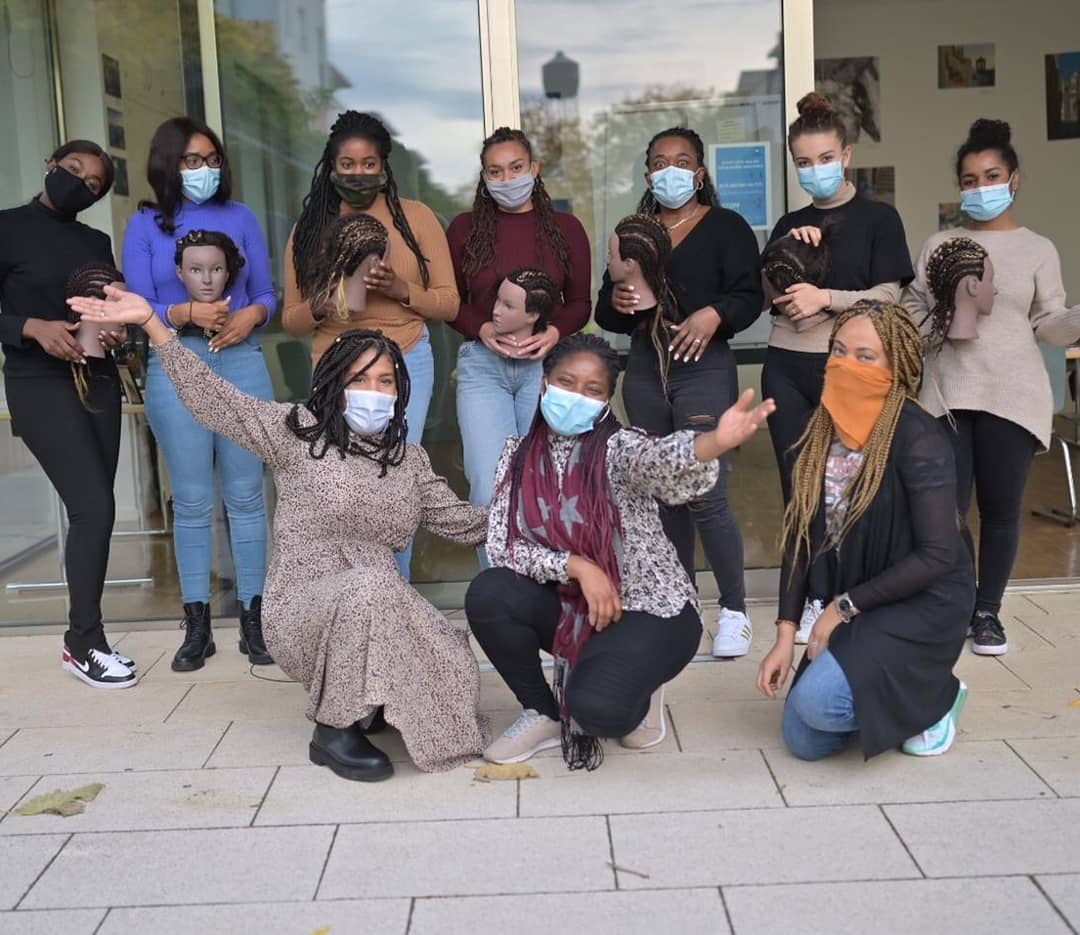 Und auch unser zweiter Workshop dieses Wochenende "Cornrows für Beginner" war ein voller Erfolg!🥰
Die Mädels haben nicht nur gelernt #cornrows zu flechten, sondern auch #feedincornrows mit Kunsthaaren 😍 Und dabei haben sie all unsere Erwartungen übertroffen! Ihr wart wirklich toll!!!👏🏼👏🏾
#swipeleft ⬅️ für mehr Eindrücke vom heutigen Tag🤗
Natürlich haben wir auch in unserer Story (bzw. in unseren Highlights unter "Workshops" die Höhepunkte des Workshops dokumentiert)
Danke, für den wunderbaren Tag
😍🍂🍁