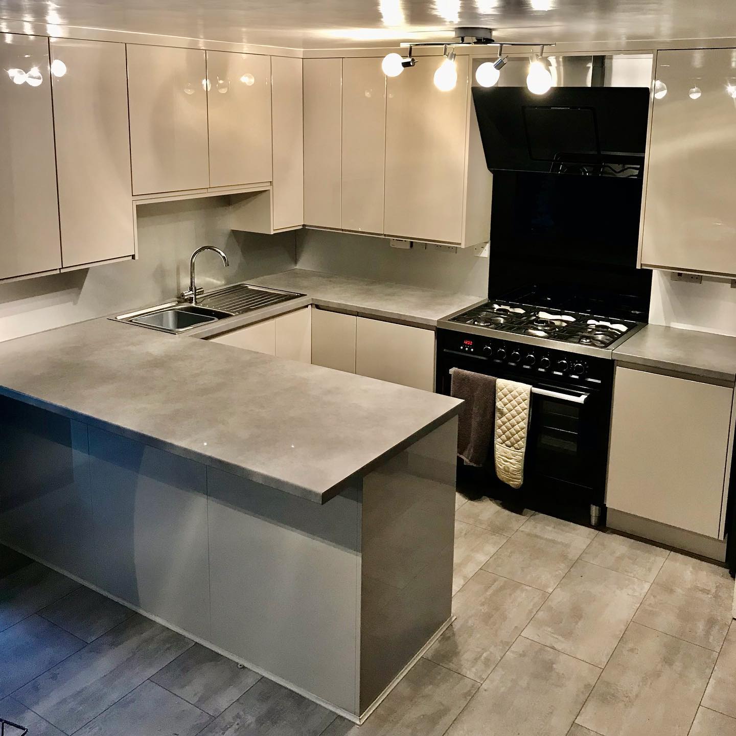 #greyglosskitchen #brushedsteel #splashbacks