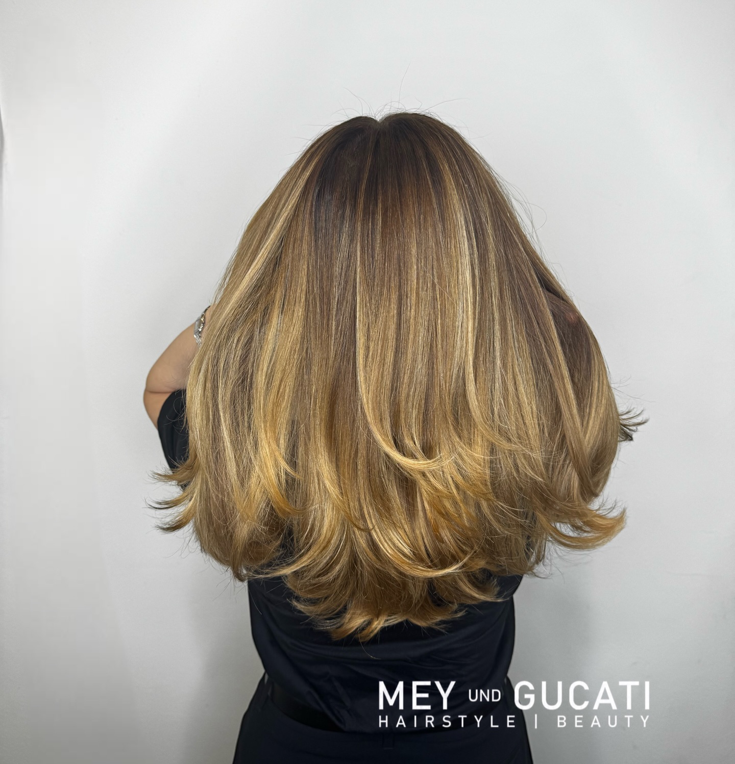 Golden Tigereye Hair 🐯 mit einem Stufenhaarschnitt und Blowout geföhnt kommen die Haare in Szene #tigereyebalayage #goldenhair #toffifeehair #honeyhair #bernsteinhaare