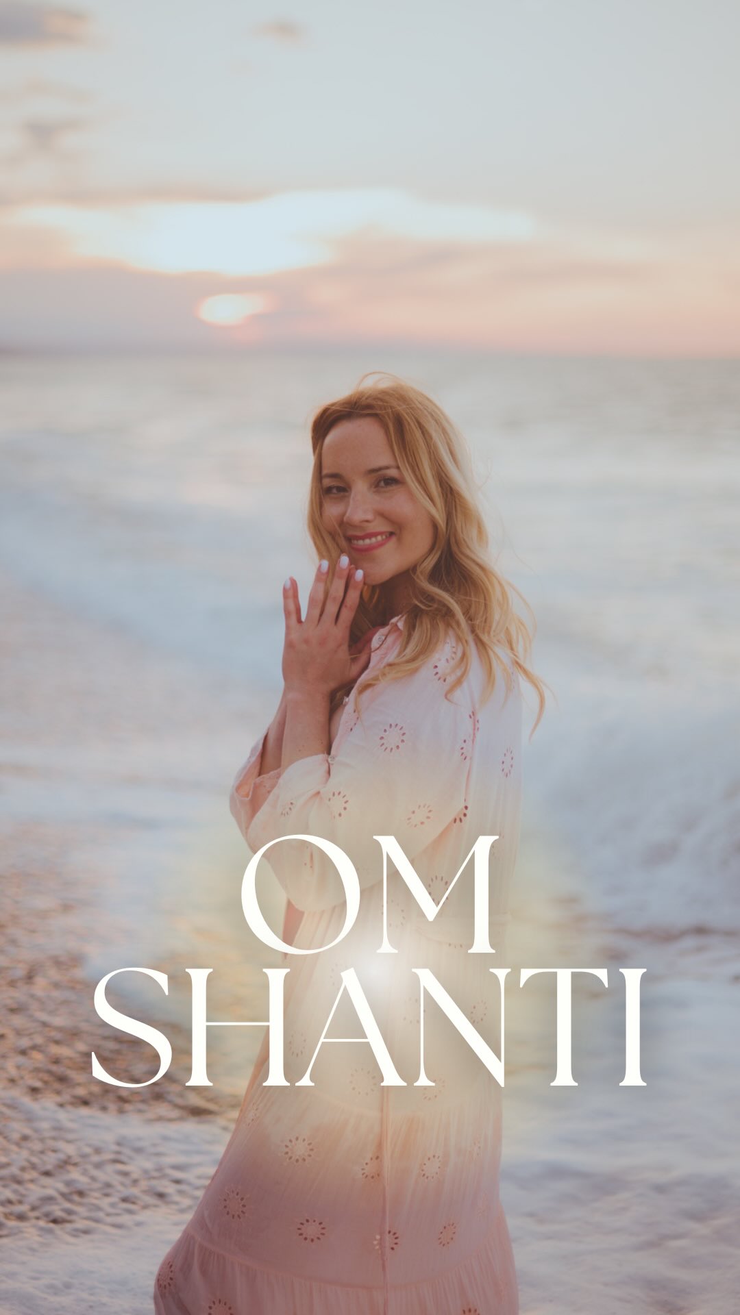 Om Shanti, un mantra di Pace, è anche un invito a ritrovare uno stato di equilibrio tra mente, corpo ed energia, espellendo ciò che ci danneggia.
✨ Om Shanti ci aiuta a creare uno spazio più gioioso e delicato dentro di noi. Una dimensione interiore in cui il respiro rallenta, il sistema nervoso si distende e la nostra mente smette di nutrire senza sosta i conflitti che più ci tormentano.
Questo mantra, infatti, è adatto anche a lasciar andare la rabbia repressa accumulata nel tempo e che abbiamo lasciato sedimentare.
Spesso consideriamo la rabbia un’emozione da combattere o da reprimere, ma in realtà si tratta di energia. Nasce legittimamente quando sentiamo di essere stati feriti, non visti o non rispettati…
✨ Il problema non è l’emozione in sé. Il problema è il modo in cui restiamo aggrappati a quella tensione, alimentandola con pensieri che ci logorano sempre di più e che la trasformano in uno stato permanente.
💫 Non dimenticare che i suoni sono energie sottili che interagiscono con quel piano di esistenza che ogni giorno scegliamo di alimentare.
Questo significa che energie più elevate contribuiscono a creare intorno a noi un campo di energia più armonico: noi tutti siamo costantemente immersi in un campo vibratorio che allo stesso tempo riceviamo ed emaniamo.
E i mantra, in modo particolare, agiscono sulla mente e sul sistema nervoso, favorendo uno stato di maggiore chiarezza e stabilità… Ripetere Om Shanti diventa un modo per lasciar andare la rabbia che appesantisce il nostro cuore e tornare gradualmente a uno spazio di pace più profonda.
Prova a ripeterlo con me e immergiti in questa meditazione sonora dedicata alla pace.
🤍
#omshanti #shanti #pace #mantra #yogaitalia