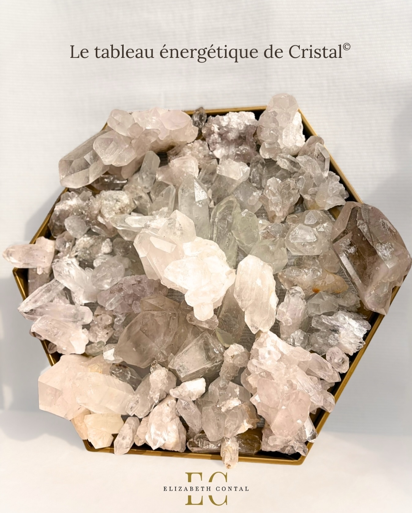 TABLEAU DE CRISTAL 💎
Les cristaux ne travaillent pas uniquement sur notre corps ou sur nos émotions. Ils ont également un impact puissant sur l’énergie des espaces qui nous entourent.
Chaque pierre émet une vibration subtile capable d’harmoniser, purifier ou dynamiser un lieu.
Par exemple :
• L’améthyste est associée à l’apaisement et favorise le calme.
• Le quartz rose diffuse une énergie douce et enveloppante.
• Le cristal de roche : harmonise les énergies, amplifie les vibrations et aide à clarifier l’atmosphère d’un espace.
Le tableau est disponible sous plusieurs formes. Ici, nous vous le présentons en forme d’hexagone et réalisé en cristal de roche, mais il est également possible, sur demande, de le créer avec d’autres pierres comme l’améthyste ou le quartz rose, selon l’énergie que vous souhaitez apporter à votre intérieur.
Vous trouverez davantage d’informations sur le site e-commerce www.elizabethcontal.com, concernant les vertus et les bienfaits des cristaux.
Et si vous avez la moindre question, n’hésitez pas à m’écrire en message privé, je me ferai un plaisir de vous répondre. #elizabethcontal #cristal #bienêtre