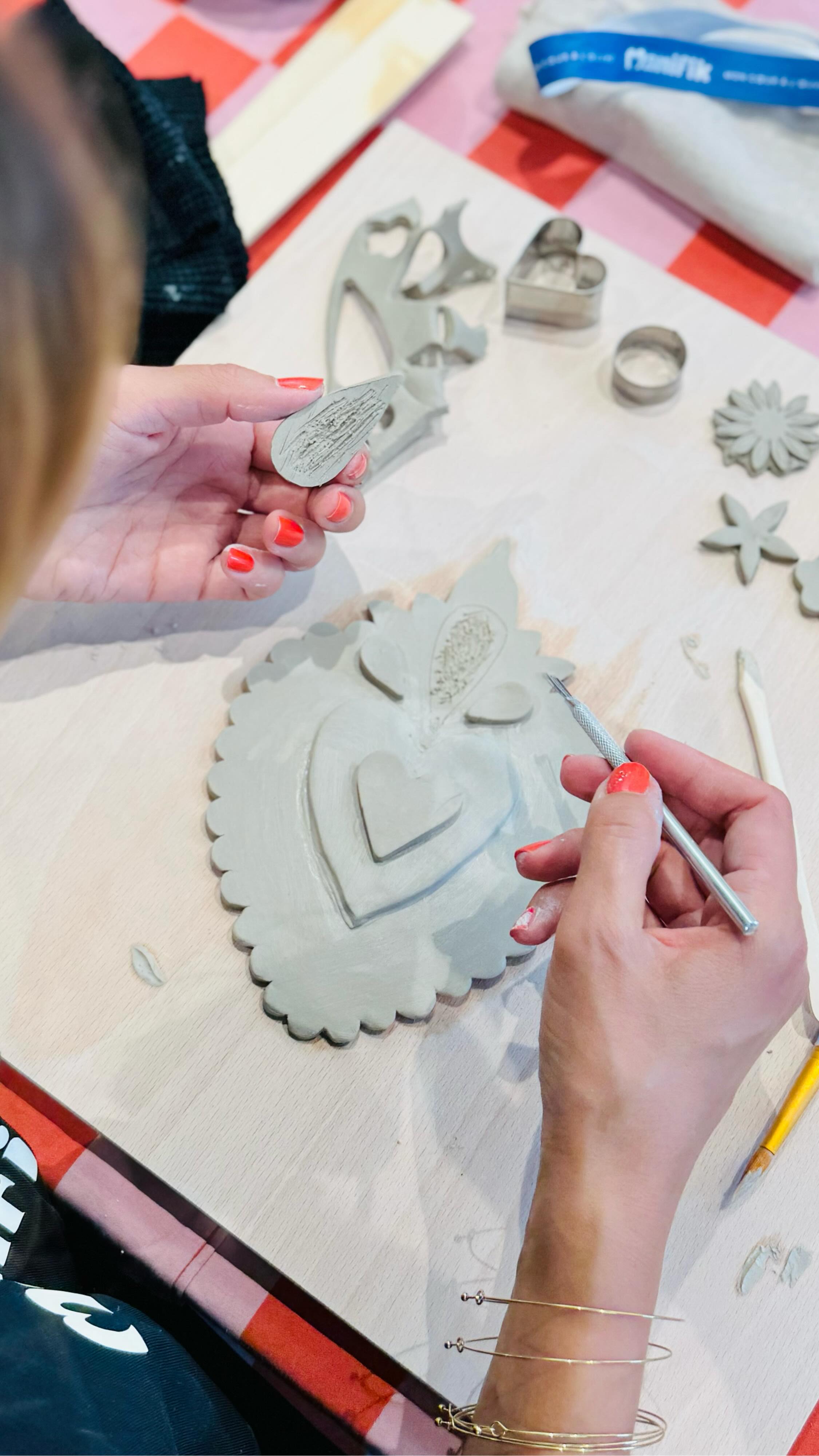 ♥️ Une nouvelle thématique de modelage arrive bientôt chez Manifik…
Après nos bougeoirs totem et nos cœurs ex-voto, une nouvelle création est actuellement en préparation dans l’atelier 👀
Les prochaines dates de nos cours de poterie et de modelage à Strasbourg arrivent très bientôt…
Mais pour les plus curieux d’entre vous 🕵️♀️
Un petit indice se cache à la fin de ce retour en images de nos deux précédentes thématiques 😉
💬 Alors, selon vous, quelle sera le prochain thème de nos ateliers de modelage ? On a hâte de lire vos idées en commentaire !
cours de poterie Strasbourg - atelier céramique Strasbourg - modelage céramique - poterie Strasbourg - atelier créatif Strasbourg - céramique artisanale - cours de céramique - ceramic café Strasbourg - activité créative Strasbourg - atelier DIY Strasbourg - modelage céramique débutant - création céramique - atelier poterie créatif
#manifikceramiccafe #strasbourg #atelierceramique #faitmain #courspoterie