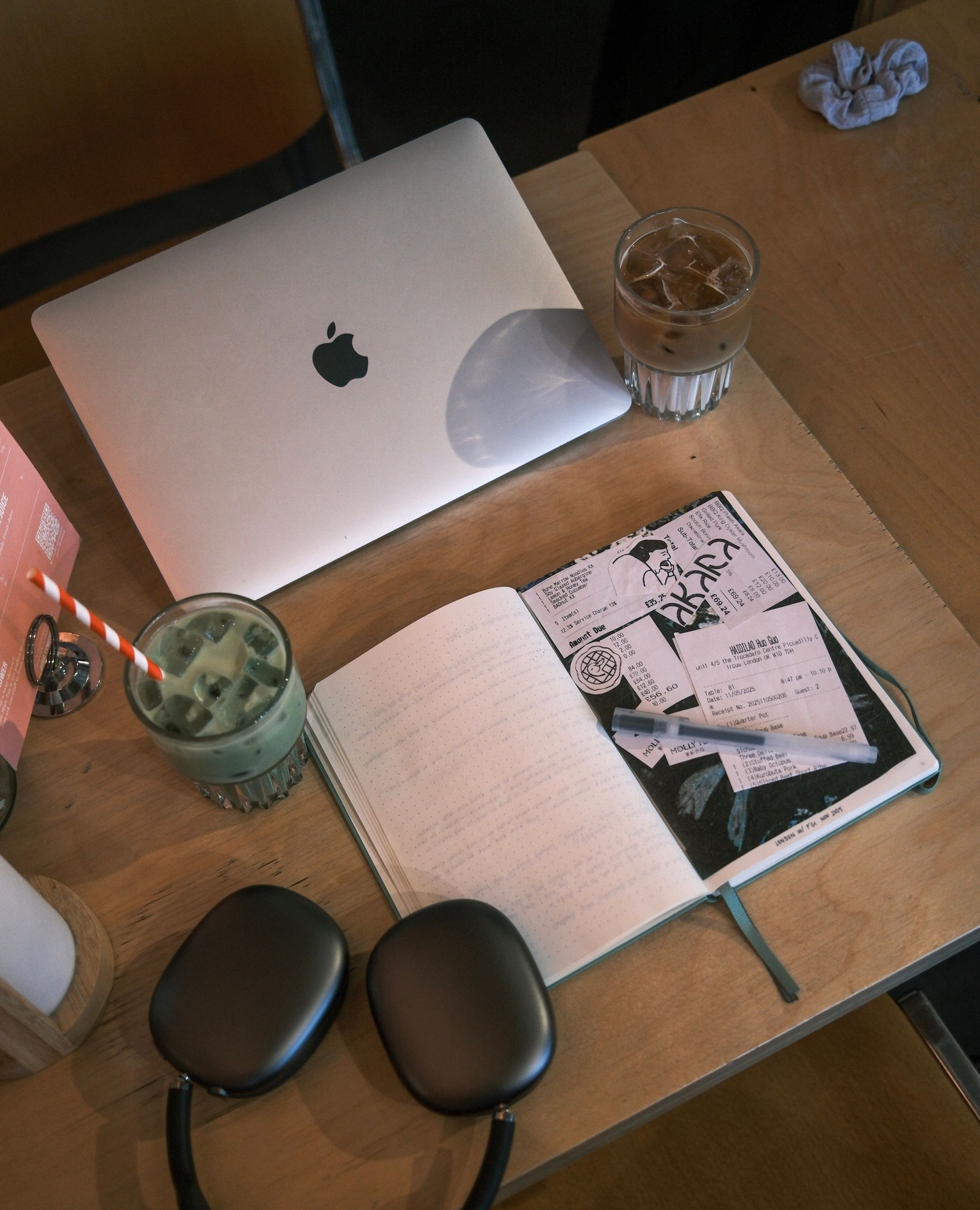 Feeling stuck at home? Spread out here!
Sticky Fingers offers a perfect spot to work on those pesky emails and journaling – all while sipping on your coffees and matchas 😉