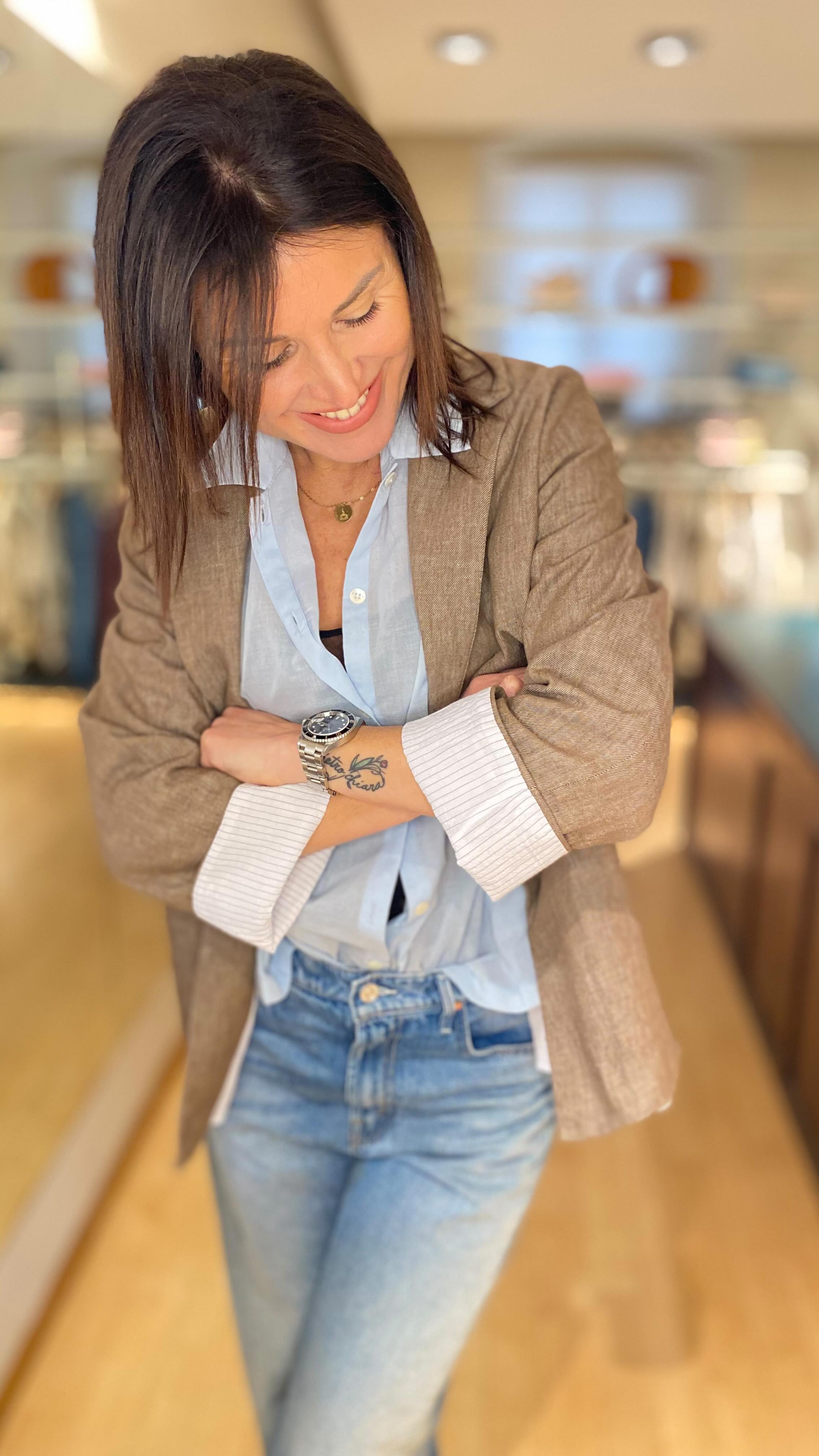 Ragazze, ecco i bellissimi jeans Half Pipe di @mother in questo look sui toni degli azzurri 🩵
- Giacca @alessiasantiofficial €299
- Jeans @mother €375
- Camicia @phisiquedurole_official €225
#abbigliamentodonna #mother #phisiquedurole #alessiasanti #altamoda