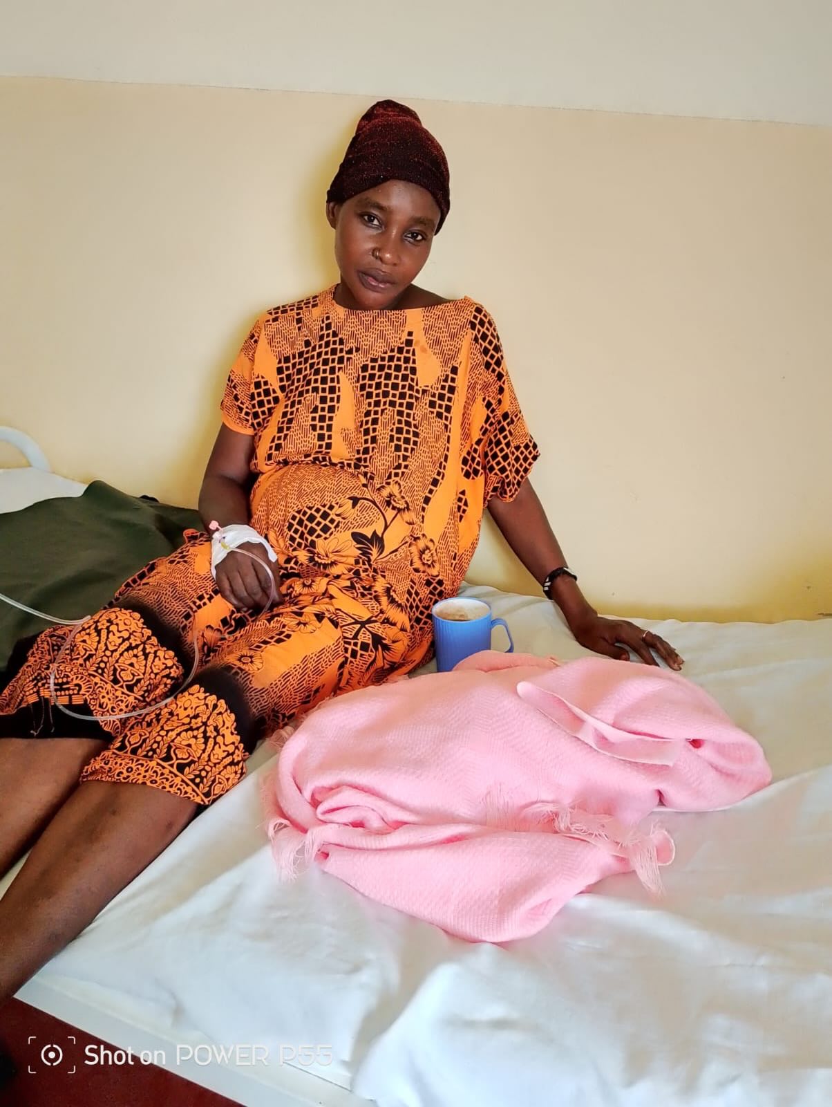 Starke Frauen abseits der weltweiten Aufmerksamkeit 🌍✨
Am Sonntag, 8. März, ist Internationaler Frauentag 👩🦰👩🏾⚕️🌸. Aus diesem Anlass erhalten besonders jene Frauen Aufmerksamkeit, die Grosses für die Gesellschaft geleistet haben 💪❤️. In Maji Moto erleben wir auch täglich starke Frauen.
Zum Beispiel unsere Klinikleiterin Violett Maghangh 👩🏾⚕️. Sie hat sich und ihre Kraft unserem Projekt verschrieben 🤝.
Sie setzt sich für Menschen – Kinder, Männer und Frauen – in der Region ein 👶👩🏽🦱👨🏾. Sie nutzt ihr Talent, ihr Wissen und ihre Empathie 🧠❤️, um kranke Menschen zu behandeln 🏥, Vorsorge zu leisten und Perspektive zu schenken 🌱✨.
Stärke hat diese Woche auch diese junge Mutter gezeigt 🤱💛. Sie hat am Montag einen kleinen Sohn zur Welt gebracht 👶🎉. «Unser neues Bündel heute Morgen», schreibt uns Violet Maghanga zu dem Bild, das sie uns geschickt hat 📸.
Wir gratulieren der Mutter zu ihrem Sohn 🎊 und wünschen ihr und ihrer Familie alles Gute 🍀💞. Wir wollen unseren Beitrag dazu leisten, dass sie und ihr Sohn immer die Unterstützung 🤝 erhalten, die sie für ein selbstbestimmtes Leben benötigt 🌍✨.
#weltfrauentag #internationalertagderfrauen #rheinvalleyhospital #geburt #baby