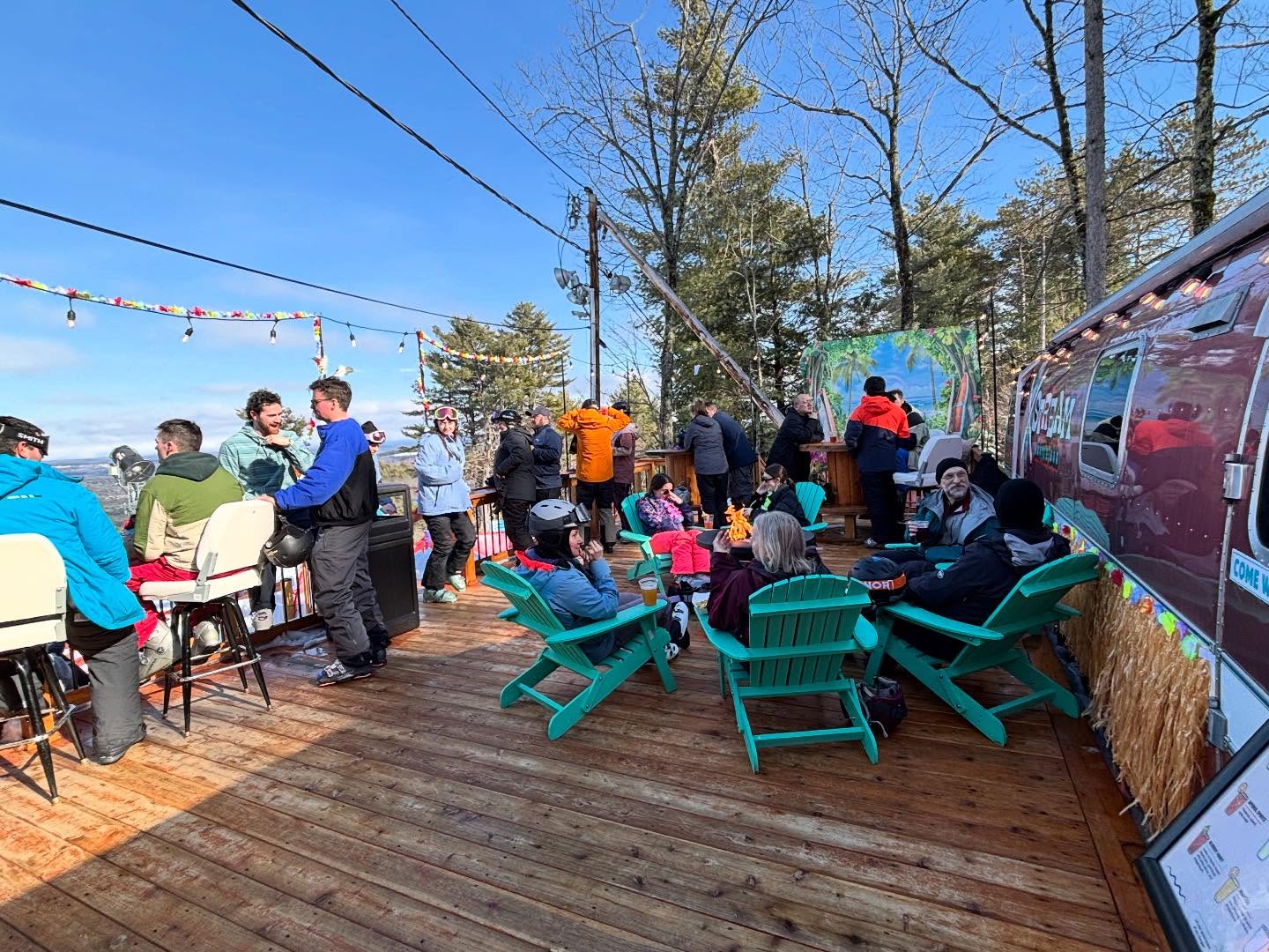 Traded the skis for the surf boards this weekend 🏄♂️🌊 Thanks to everyone that came and celebrated Hawaiian Weekend with us at @patspeakskiarea #hawaiian #cocktails #beachvibes #skiing #skinh