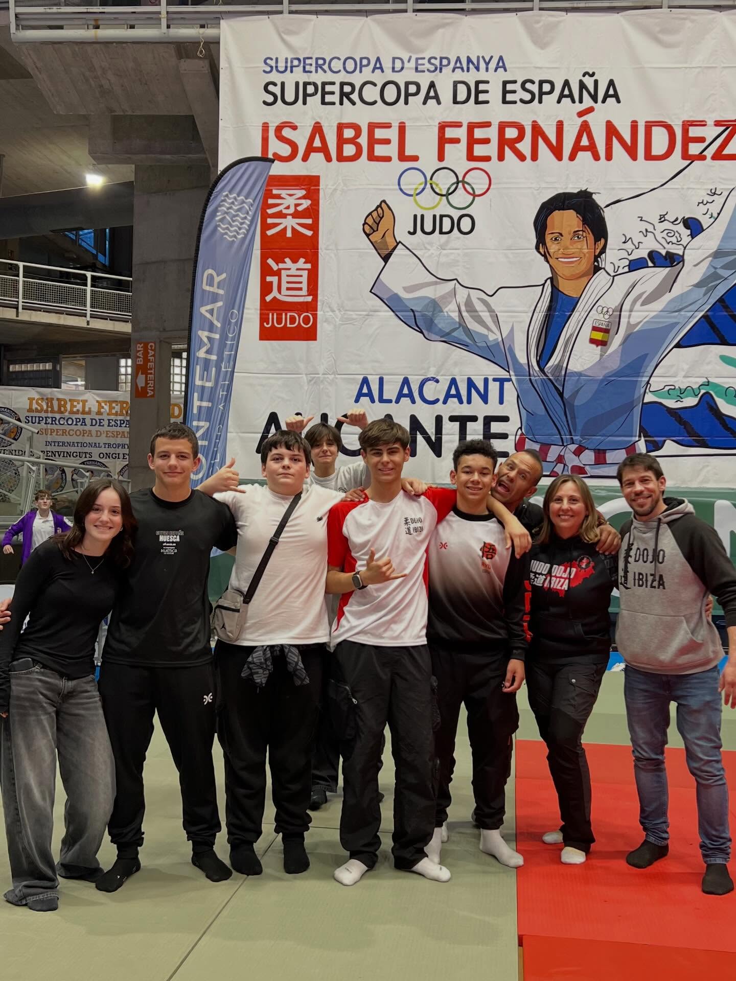 Este fin de semana una selección del club ha viajado a Alicante para participar en el súper copa de España. Un gran evento previo al cto de Baleares del sábado. En esta ocasión hemos podido compartir la experiencia con compañeros y amigos del club Samyd y @gokyoryu_judo
Volvemos con una sensación agridulce ya que de 4 representantes, 3 estuvieron en la lucha por las medallas, pero volvemos con 3 5os. En la jornada del sábado, nuestra cadete en -48, Tanit, hizo un gran campeonato, ganando 3 combates y perdiendo dos, uno de ellos en la lucha para el bronce. Ya en la jornada del domingo, los dos representantes del club en +66, Pep y Joan, ganaron sus dos primeros combates con la mala suerte de tener que enfrentarse en cuartos. Así Pep siguió avanzando y perdió solo en semifinales y el combate para el bronce. Muy buena competición de los dos, así como también de Alai, en -66kg, que se supo reponer después de perder el primer combate y ganar en la repesca hasta la lucha por el bronce que finalmente perdió. Muy buenas sensaciones y muy buen campeonato por parte de todo el equipo en líneas generales. Contentos también por el 5o puesto de Marc, compañero de Gokyo Ryu en -66 también y que hizo un camino similar al de su compañero del mismo peso.
Nuestro árbitro nacional, Rodrigo, también estuvo presente como árbitro
Gracias a los compañeros de samyd y Gokyo Ryu por compartir la experiencia con nosotros! Viajar con amigos siempre en más divertido
Gracias también a los padres/madres que se desplazaron para animar y apoyar al equipo y también a los que los hicieron desde casa!
Seguiremos trabajando para seguir mejorando y, sobre todo, disfrutar del camino
@catiana_fuster_eivissa
@ajeivissa
@eivissaesports
@consell_eivissa