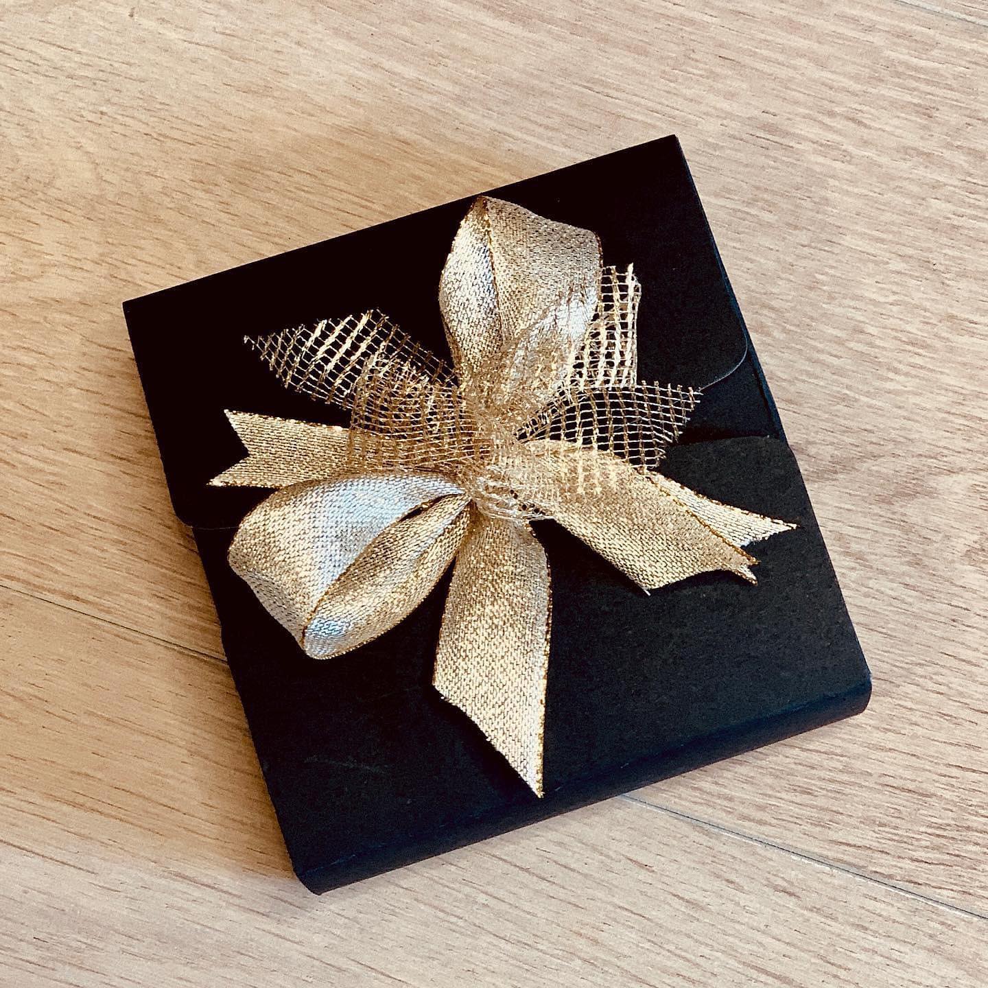 Al op zoek naar een kerstcadeautje? En liefst zo eentje waarmee je sowieso iemand blij maakt?
Met dit schattig doosje kan je de gelukkige een bedrag of schoonheidsbehandeling naar keuze schenken. Denk maar aan een deugddoende gelaatsverzorging, een verzorgende manicure, pedicure of andere verwennerij.
Wie krijgt dit nu niet graag cadeau?
Reserveer je cadeaubon via de website www.beautybyeline.be