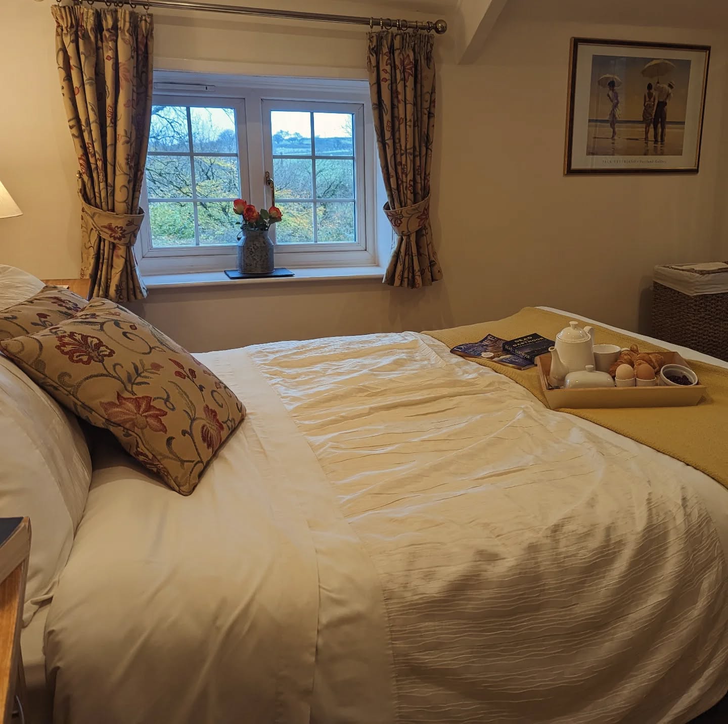 Mornings made softer with warm light and quiet views. ☀️🛏️
.
.
.
#sundayvibes #breakfastinbed❤️ #holidaycottagesuk #dartmoorholidaycottage #cottageholidays