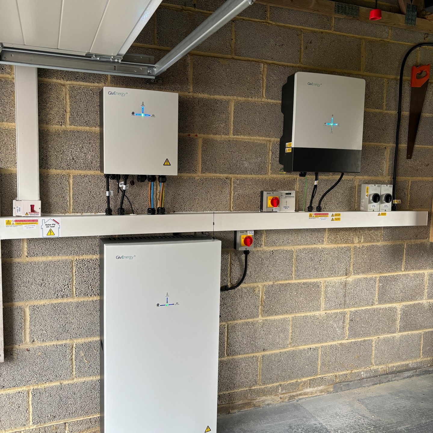 Latest @givenergyuk All in One with Gen 3 Hybrid system installed in #Hilperton #Wiltshire, Customer generating enough #PV from the 14 x Trina 435w panels to meet around 80% of their energy needs thanks to the 13.5kwh battery. #ECA #MCS #SOLAR #CHIPPENHAM #RENEWABLES #NICEIC