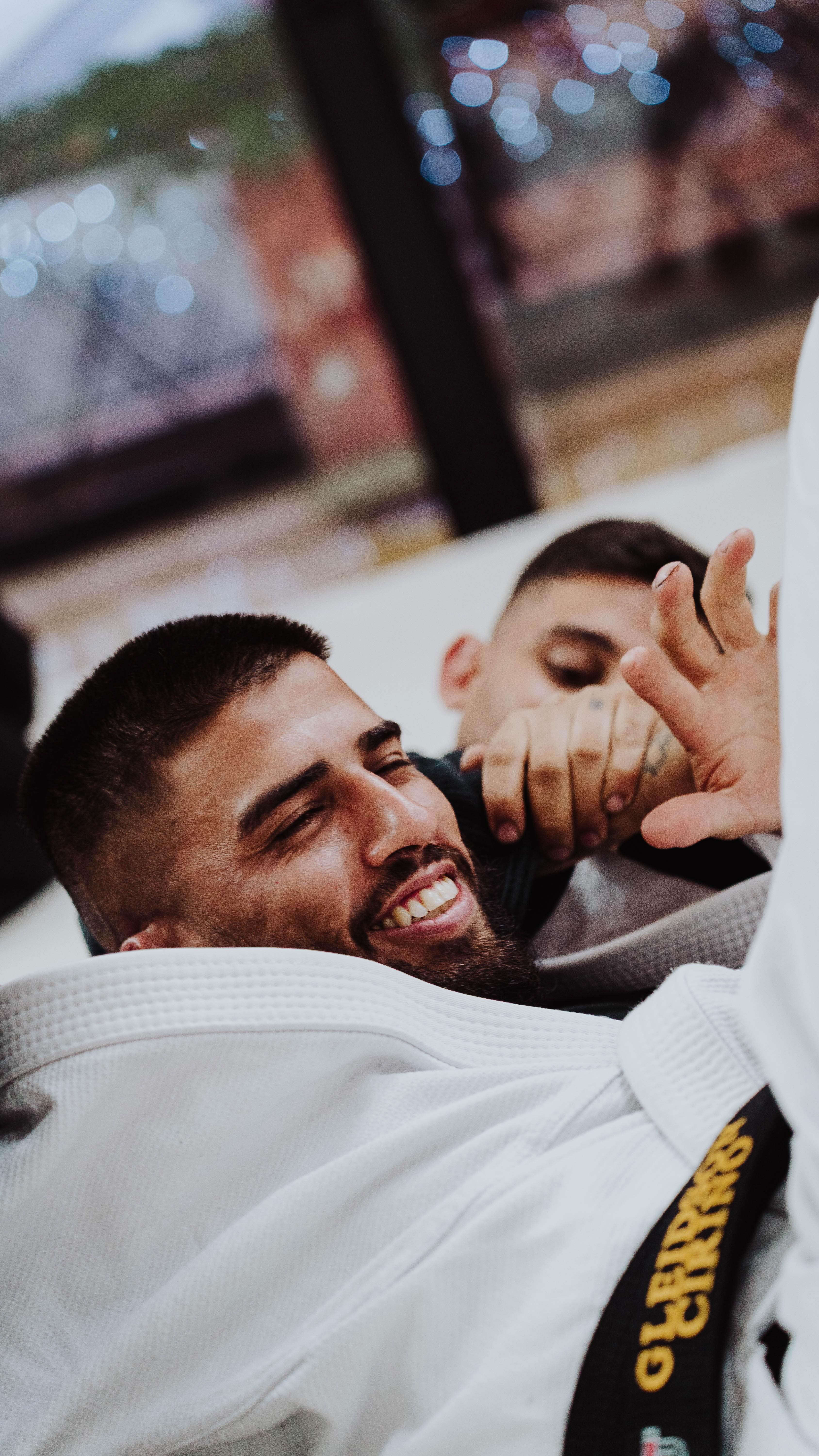 Treinar Jiu-Jitsu vai muito além da técnica.
Existem alguns cuidados simples que fazem toda a
diferença no treino e no respeito com seus parceiros, pequenos
detalhes que mantêm o tatame saudável e o treino melhor para todos.
Aqui no Studio BJJ a disciplina começa antes mesmo da luta.