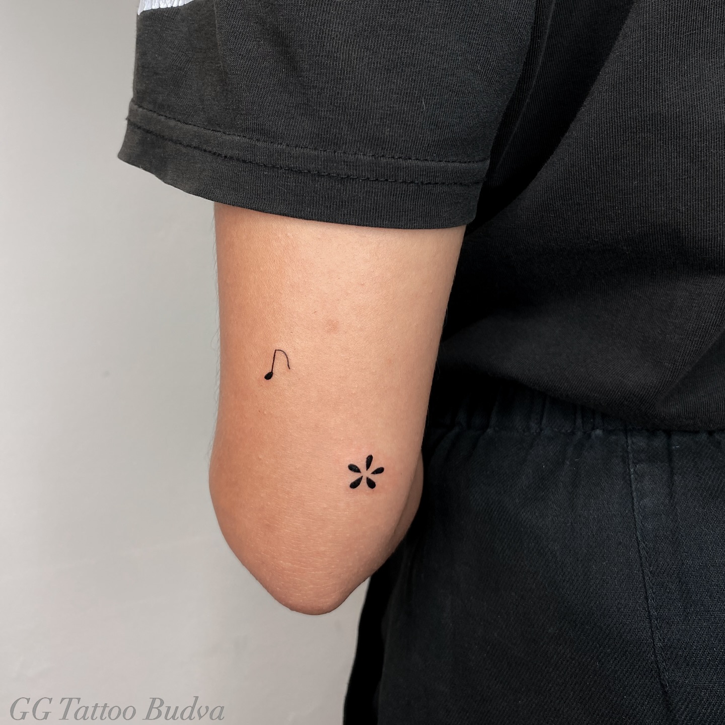 Fine Line Tattoo in Budva Old Town – GG Tattoo Budva
📞 +382 67 866 480
Professional tattoo studio in Budva, Montenegro.
Specializing in fine line and minimal tattoo designs.
📍 Budva Old Town
#ggtattoobudva #ggtattoo #budvatattoo #tattoobudva #finelinetattoo