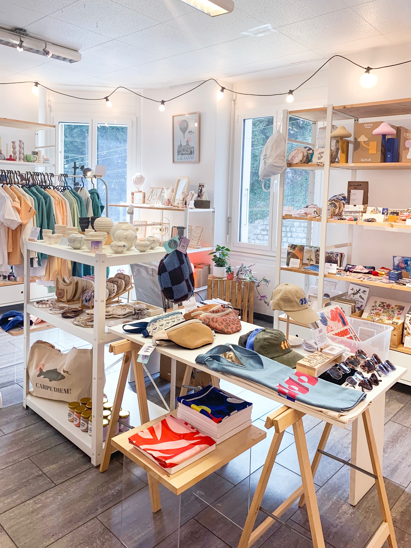 Bienvenue aux 4 créatrices qui ont rejoint la boutique cette semaine! 🔥
À venir découvrir sans attendre:
🔸 Les accessoires mode ultra branchés de @byp.studio, pour attaquer ce début de printemps avec un look au top
🔸 Les bijoux origami de @anfrana_bijoux, pour des accessoires qui racontent une histoire, tout en élégance
🔸 Les superbes céramiques en porcelaine de @poke.and.clay, réalisées selon les techniques traditionnelles coréennes
🔸 Les accessoires déco de @julieresin.co, pour une touche super tendance à ton intérieur
Et si cela fait un petit moment que tu n’es pas passé à la boutique, nous avons également accueilli en février les bougies aux parfums envoûtants de @bougiegigiofficiel ainsi que les bijoux de @murmurdor2025, créatrice inspirée par l’univers des pierres et des perles.
Notre équipe vous accueille du mardi au vendredi de 11h à 18h30 et le samedi de 10h30 à 17h30 💕