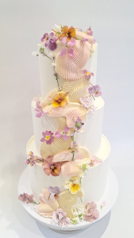 Spring gorgeousness! 🌸🏵
A cascade of buttercream ribbons and fresh edible flowers from River Garden Flowers.
This one was a real treat to make 😊
Beautiful blooms from Georgina @rivergardenflowers
#edibleflowers #edibleflowercake #edibleflowercakes #weddingcakes26 #weddingcakes27