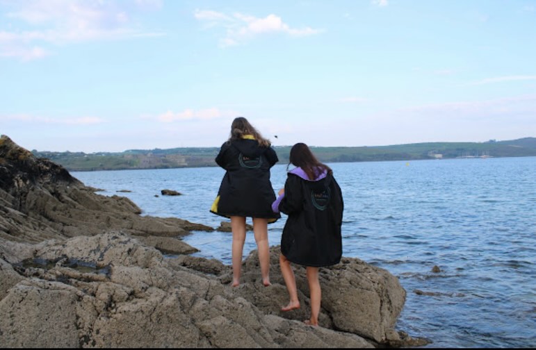 Just two besties, twinning in their @saltrobe_ 👯♀️