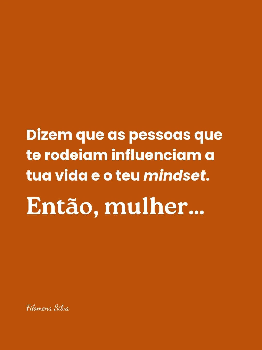 Há algo que muda silenciosamente quando começas a empreender.
Começas a reparar melhor naquilo que as pessoas te dizem.
Na forma como comentam os teus planos.
Na energia com que reagem quando partilhas uma ideia nova.
Algumas celebram contigo. Outras questionam tudo, ou semeiam dúvidas desnecessariamente.
E há também quem te observe em silêncio… à espera de ver se vais falhar.
E é aqui que muitas mulheres começam a perceber uma coisa importante.
O ambiente onde estamos influencia muito mais do que imaginamos.
Influência a forma como pensamos.
A confiança com que tomamos decisões.
E até a coragem de continuar quando algo não corre como esperávamos.
Não significa que tenhas de cortar com essas pessoas da tua vida.
Mas significa que talvez precises de procurar mais proximidade com quem te inspira, te desafia a crescer e acredita no que estás a construir.
Faz sentido para ti? 👇