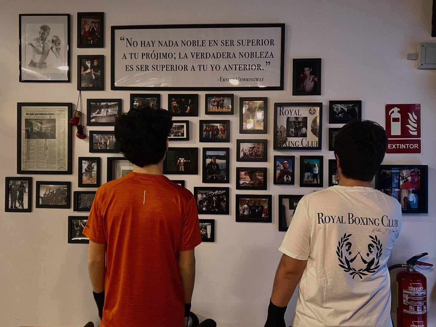 Aquí empieza el futuro de Royal Boxing Club
Bajo la mirada de nuestra historia y de una frase que define nuestro camino:
“No hay nada noble en ser superior a tu prójimo; la verdadera nobleza es ser superior a tu yo anterior.”
En Royal Boxing Club formamos a la nueva generación.
Juniors Gladiator (10-13 años)
Lunes y Martes — Boxing
Jueves — Kickboxing
18:00 – 18:50
Disciplina. Respeto. Técnica.
El futuro del club se forja aquí.
#RoyalBoxingClub #JuniorsGladiator #BoxeoBarcelona #flowrbc #stylerbc