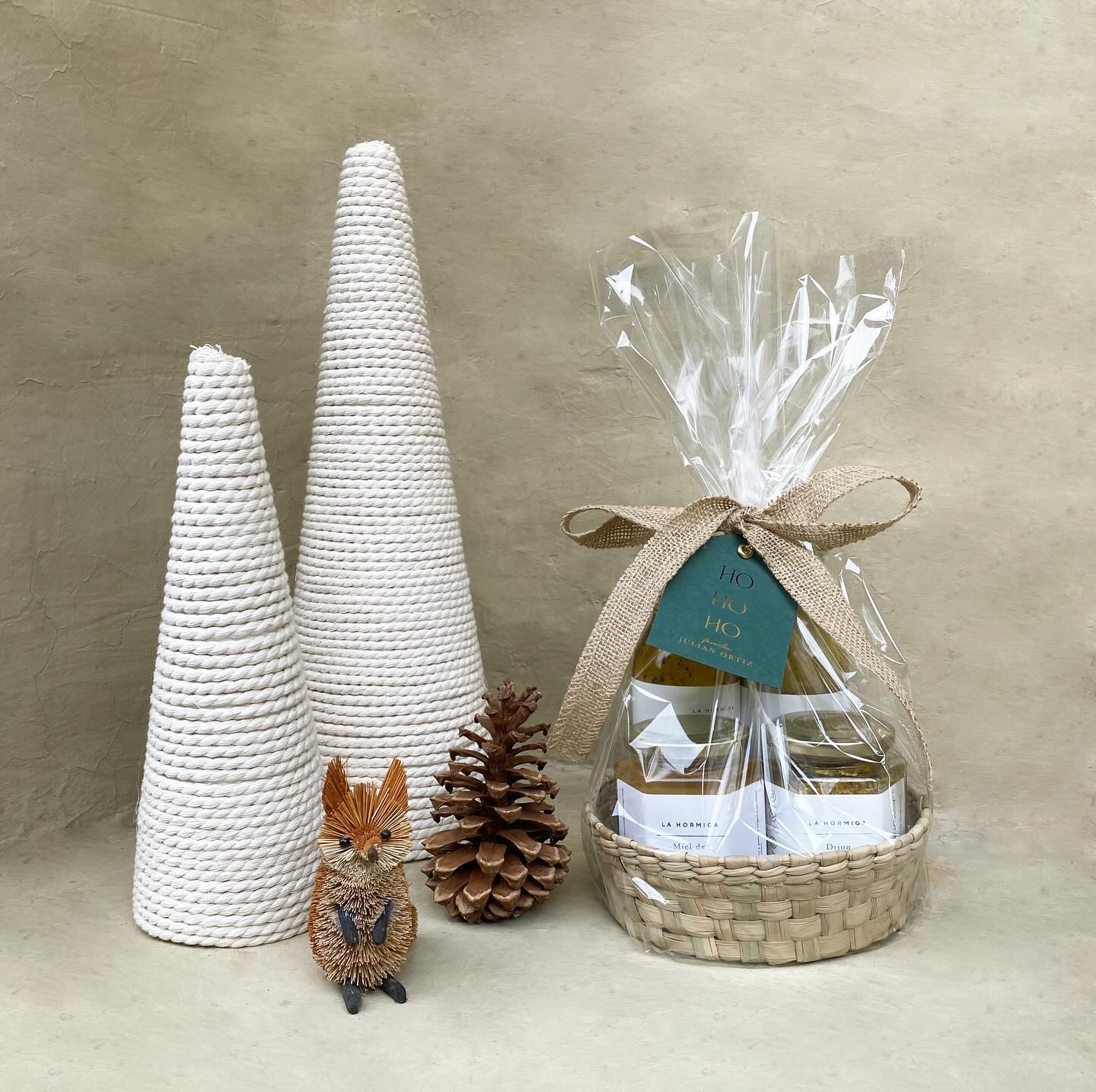 🎄 CANASTAS NAVIDEÑAS 🎄
Disponibles en esta presentación hasta el 20 de diciembre PRECIO $500
INCLUYE:
- Aderezo de Mostaza & Miel
- Vinagreta de Balsámico & Miel
- Mostaza Dijon
- Miel de abeja orgánica
+ Tag personalizado con tu nombre con foil metálico dorado o plateado
Hasta agotar existencias