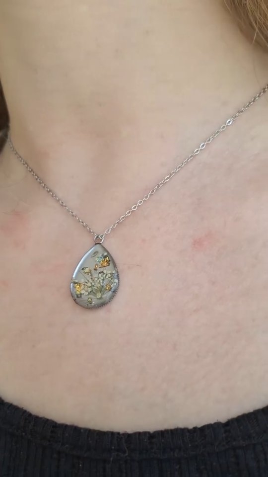 🌸🌿 Suivez moi dans la création d'un pendentif 🌸🌿
Gravure au dos de celui ci, fleurs séchées naturelles intégrées.
✉️ Contactez moi pour commander le votre !
#fleursséchées #pendentif #gravure #drome #faitmain