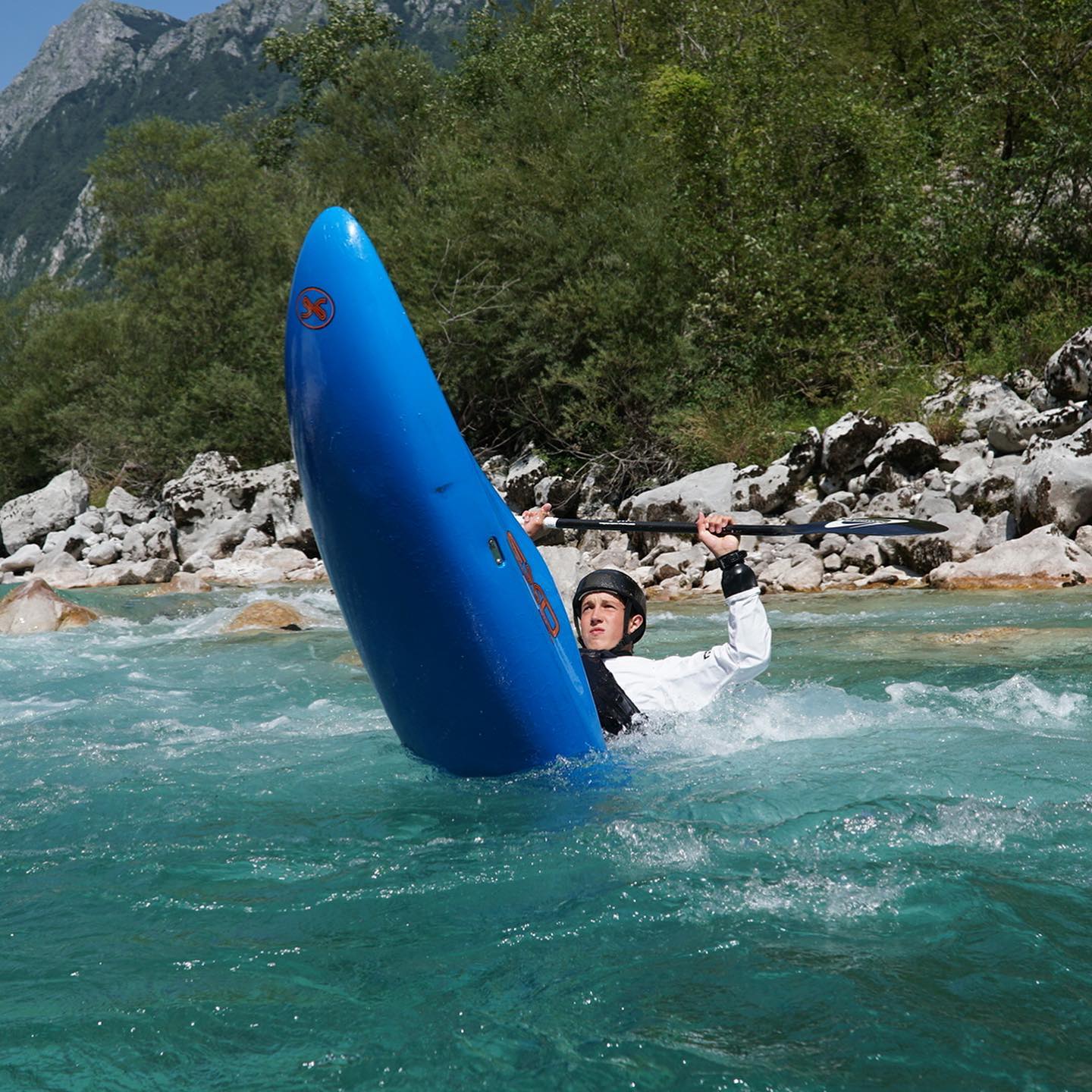 When absolute shredders come kayaking with us 💪 #abseilstrecke #kobarid #slovenia #soča #kayaking #whitewater #whitewaterkayaking #socavalley @kobaridkayakschool @kampkoren @sandiline_official @exo_kayaks @ophion_paddles