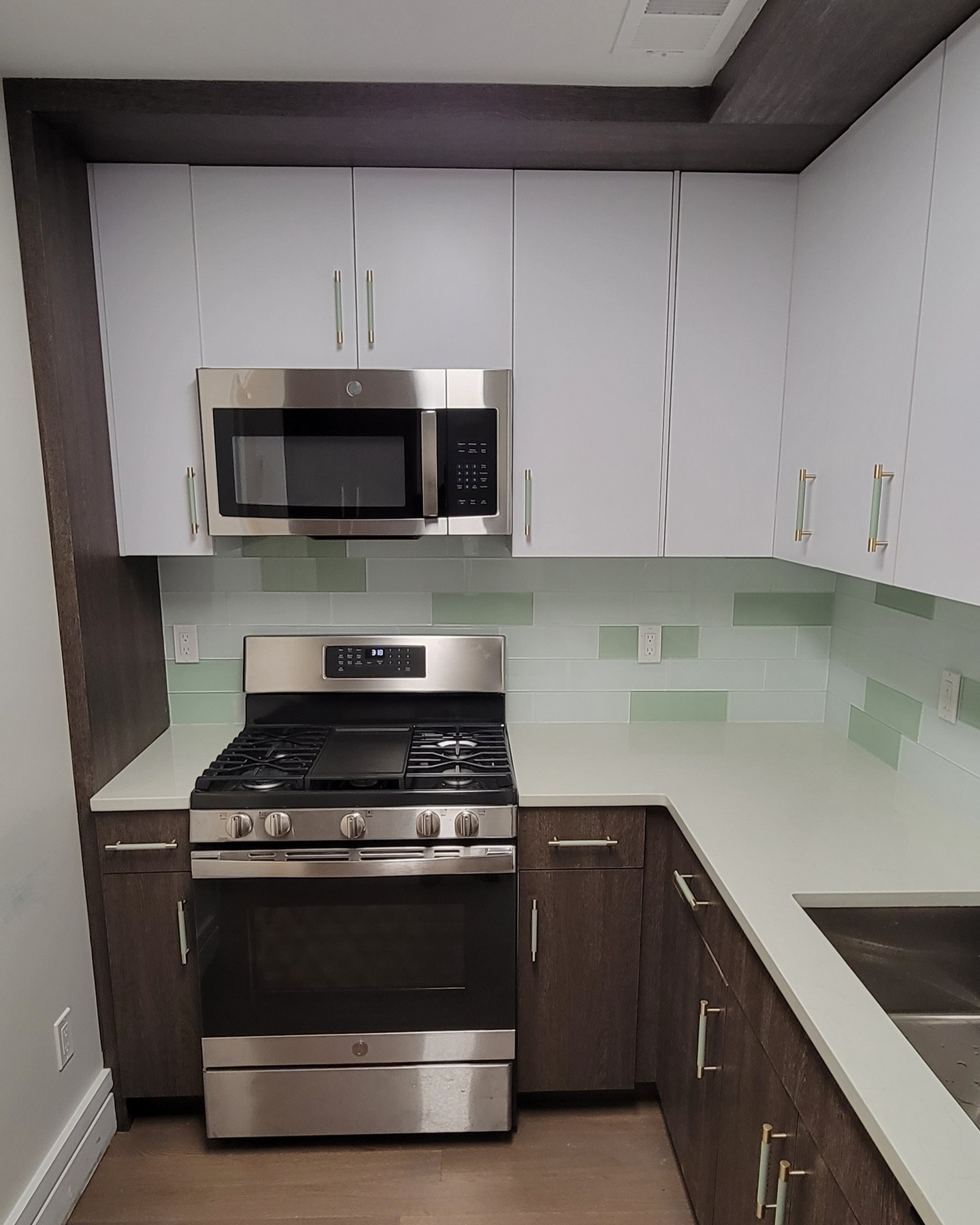 #daretobedifferent
#kitchen with woodgrain flyover frame, and check out the handles matching the accent tiles in the backsplash
#cool #coolkitchen #kitchendesign #kitchencabinets