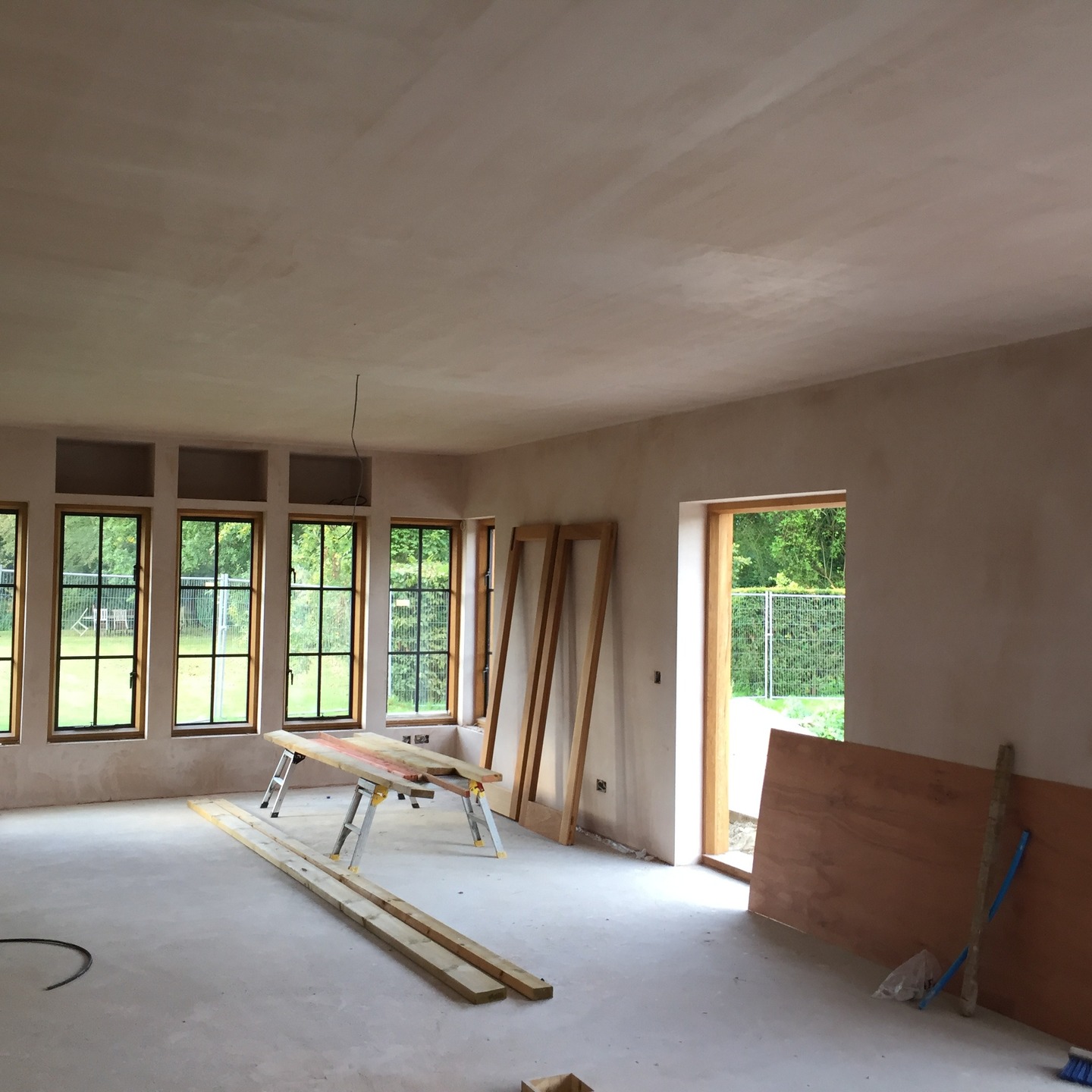 A residential property in Lavenham. Our plasterers used Warmcote and Limecote from @bestoflime internally. Around openings we rolled in the plasterwork into the oak door frames.