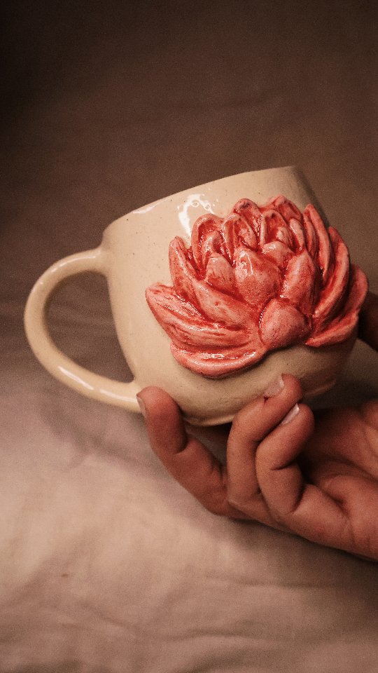 Small batch of new mug designs are here on the website. Through our series of experiments in achieving some simpler floral designs, here are some single piece spoils.
#handmade #mugshot #handpainted #relief #keramika