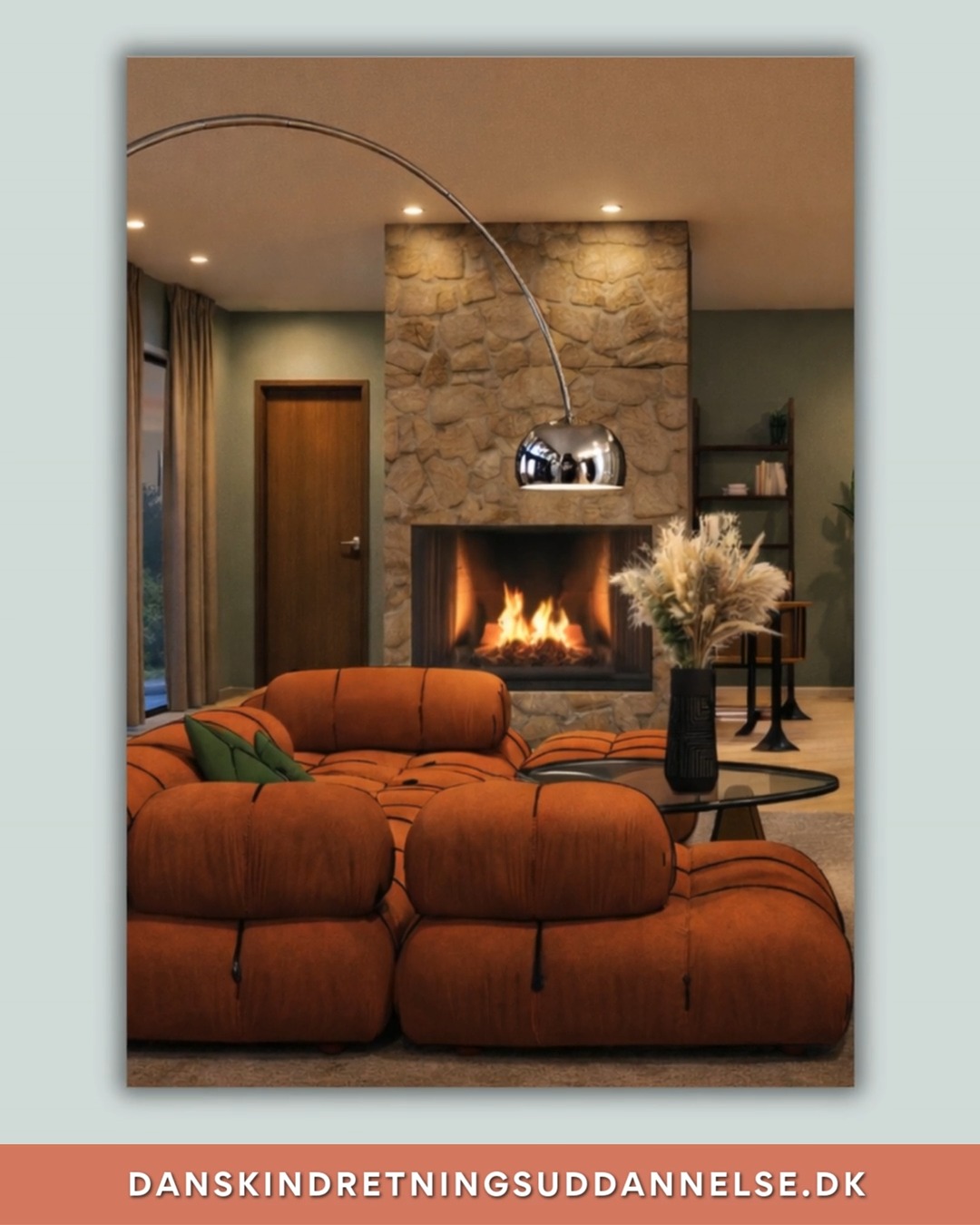 Store stuer kan være fantastiske – masser af lys, luft og plads. Men de kan også give en udfordring, som mange først opdager, når de flytter ind: akustikken.
Når rummet er stort, og der er mange hårde overflader som gulve, vægge og vinduer, kan lyden hurtigt blive skarp og rungende. Heldigvis kan indretning gøre en kæmpe forskel.
Her er nogle enkle greb, der både forbedrer akustikken og gør stuen mere hyggelig:
• Store tæpper
Et stort tæppe under sofaområdet absorberer lyd og samler samtidig møblerne visuelt.
• Gardiner fra loft til gulv
Tekstiler dæmper lyd effektivt – især i rum med store vinduespartier.
• Flere møbelzoner
Del den store stue op i mindre områder – fx sofaområde, læsekrog eller spiseplads. Det giver både bedre akustik og en mere harmonisk indretning.
• Reoler og teksturer
Fyldte reoler, træ, kurve og tekstiler bryder de hårde flader og reducerer efterklang.
• Puder og plaider
Bløde elementer gør mere for akustikken, end man skulle tro – og øger samtidig komforten.
Når man arbejder bevidst med tekstiler, zoner og materialer, kan selv meget store rum føles både rolige, hyggelige og akustisk behagelige.
Det viser Camillas fine løsning på netop denne udfordring.
Gem opslaget, hvis du selv arbejder med store rum – eller send det til én, der kæmper med rumklang i stuen.
#indretningsarkitektur #stueindretning #boligindretning #interiørdesign #akustik #nordiskindretning