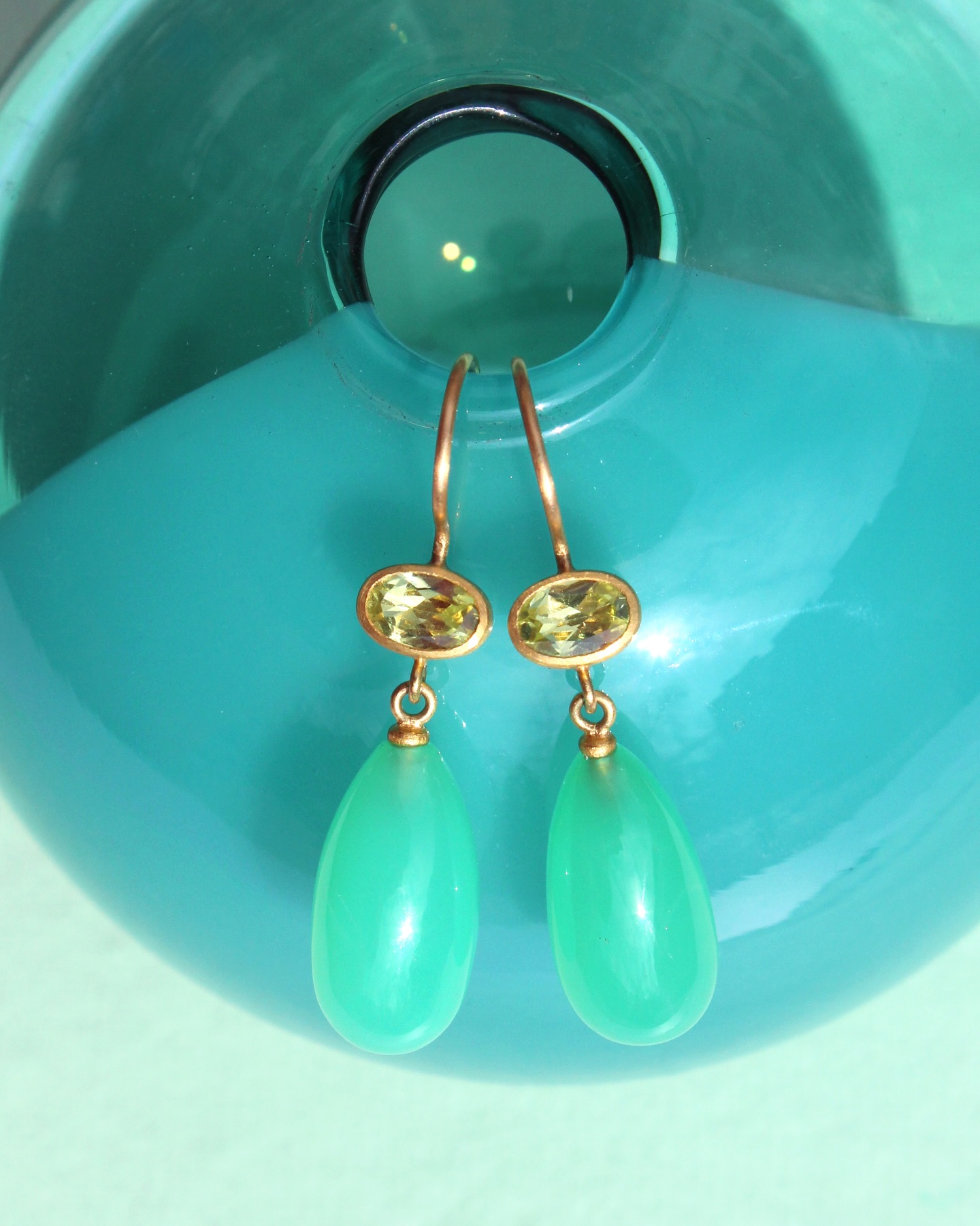 Crazy for chrysoprase!! These juicy jelly drops by @mallarymarks are adorned with sparkling faceted green chrysoberyls for the perfect Spring color palette. ✨🌷🍏🍐🎉
#chrysoprase #beryl #jotd #smallbusiness #artisianjewelry