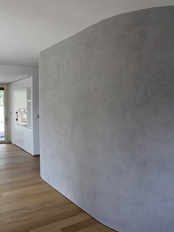 Betonová stěrka, která definuje celý prostor. Zakřivená stěna jako dominantní prvek moderního interiéru.“ #monolitdesign #betonovasterka #design #modernibydleni #designwall