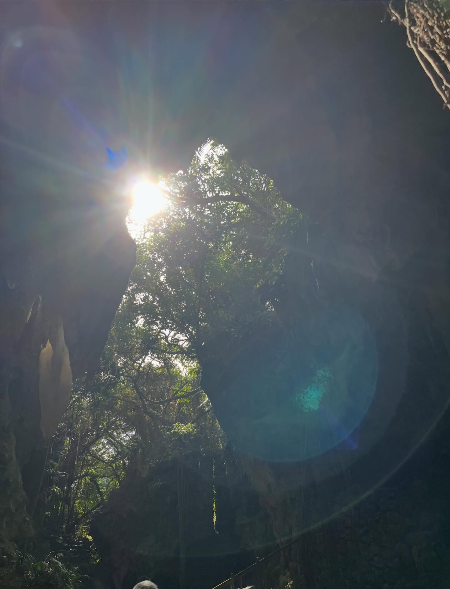 2011年3月11日
15年前の今日
あの日
私は保育士として
いつもと変わらない一日を過ごしていました
子どもたちの笑い声があって、
日常が静かに流れていて、
それがずっと続くものだと
思っていました
でも、あの日を境に
「当たり前」は当たり前ではないことを
深く知りました。
普通に朝を迎えられること
大切な人と笑い合えること
誰かの温もりを感じられること
それは、
かけがえのない奇跡
だからこそ
今日という一日を大切に生きたい
日々に感謝
人の温もりにも感謝を…
祈りを込めて