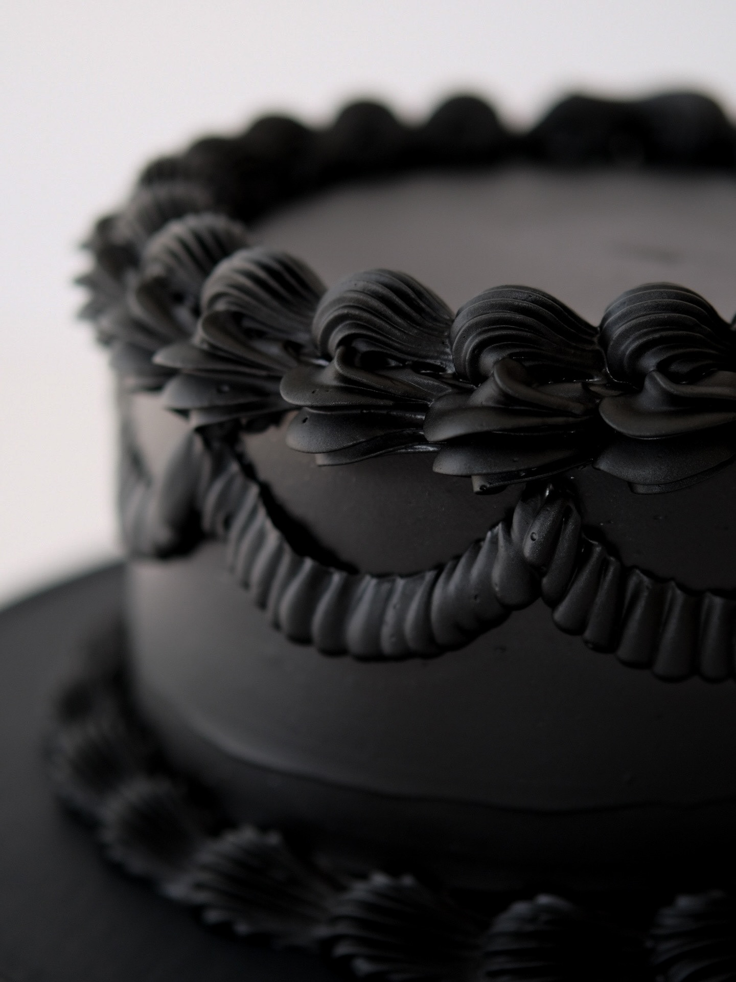 Piped to perfection
Dark, bold and delicious 🖤🍰
#blackcake #piping #cake