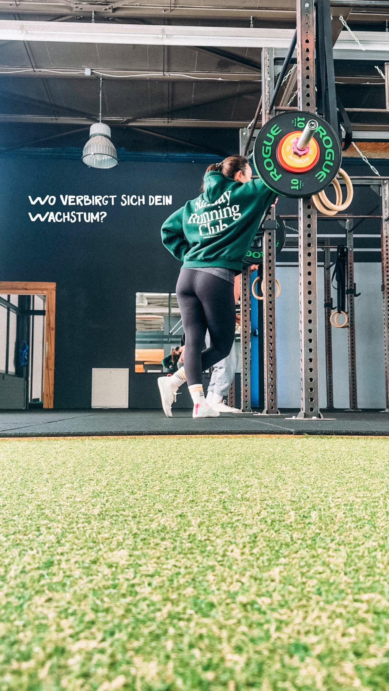 Unsere Komfortzone gibt uns Sicherheit. Sie entsteht aus Erfahrungen, Mustern und Glaubenssätzen, die wir über Jahre aufgebaut haben.
Aber oft hält sie uns genau dort, wo wir schon immer waren.
Wenn du wirklich etwas verändern möchtest, darfst du lernen, dich auch in ungewohnte Räume zu bewegen. In Momente, die sich neu anfühlen. In Situationen, in denen dein Herz schneller schlägt.
Mut bedeutet nicht, keine Angst zu haben.
Mut bedeutet, trotz der Angst weiterzugehen.
Stillstand fühlt sich vielleicht sicher an – aber gewachsen ist dort noch niemand.