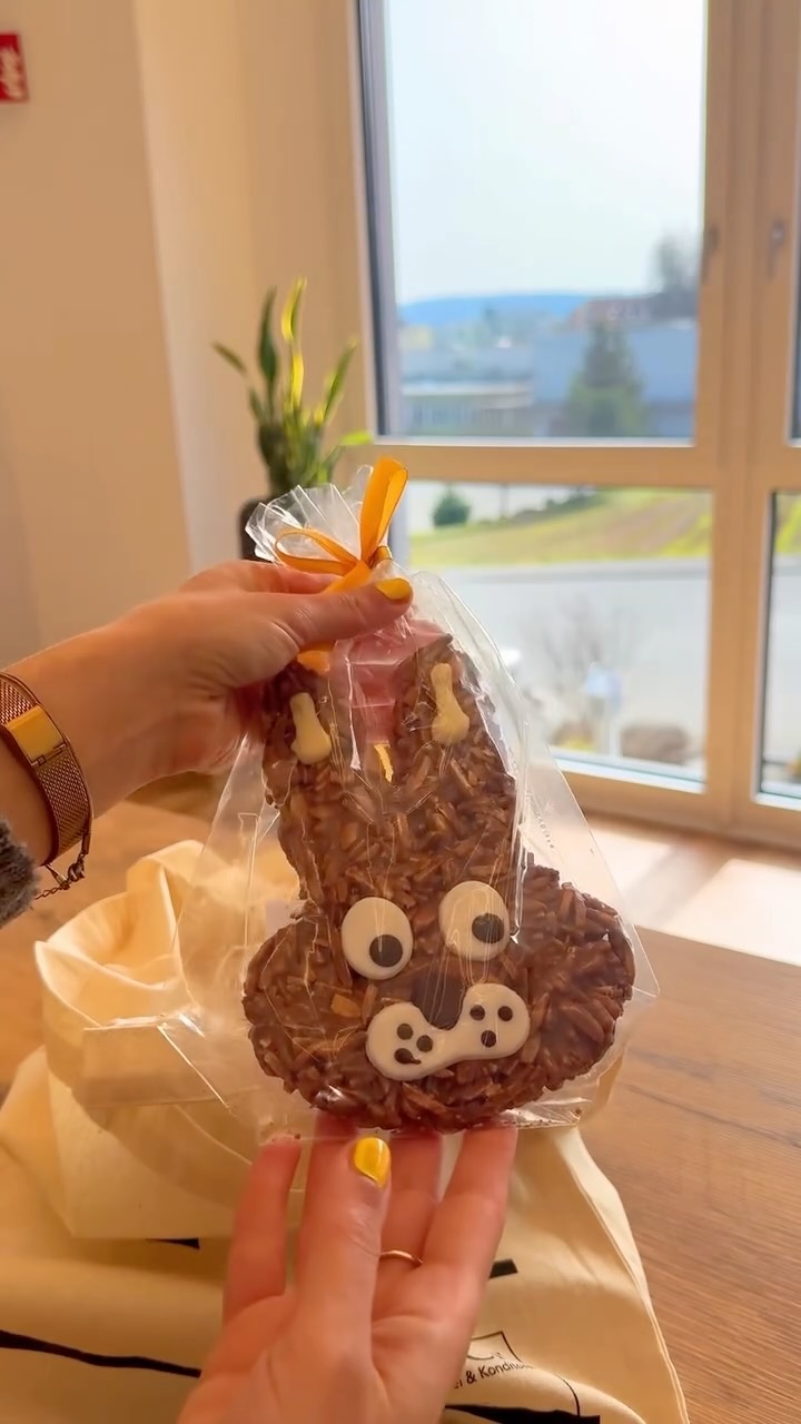 Was versteckt sich in der Raisch-Jute? ✨
In unserem Jutebeutel haben sich die ersten Stars der Saison versteckt:
🐰 Unser knuspriger Mandelsplitter-Hase
❤️ Die edlen Flammenden Herzen in der Dose
🍪 Das volle Ostergebäck-Glück – unsere bunte Gebäckmischung in der Dose
Handgemacht, mit Liebe verziert und ab jetzt in euren Raisch-Filialen. 🧺🌷 Egal ob als Geschenk oder für den eigenen Ostertisch – diese Vielfalt müsst ihr probiert haben!
🤫 Pssst... das war erst der Anfang! Seid gespannt, welche Highlights wir ab nächster Woche für euch aus dem Ofen holen... 🌾🐰
Folgt uns, um den nächsten Oster-Drop nicht zu verpassen! ✨
#raisch #bäckerei #konditorei #handarbeit #ostern