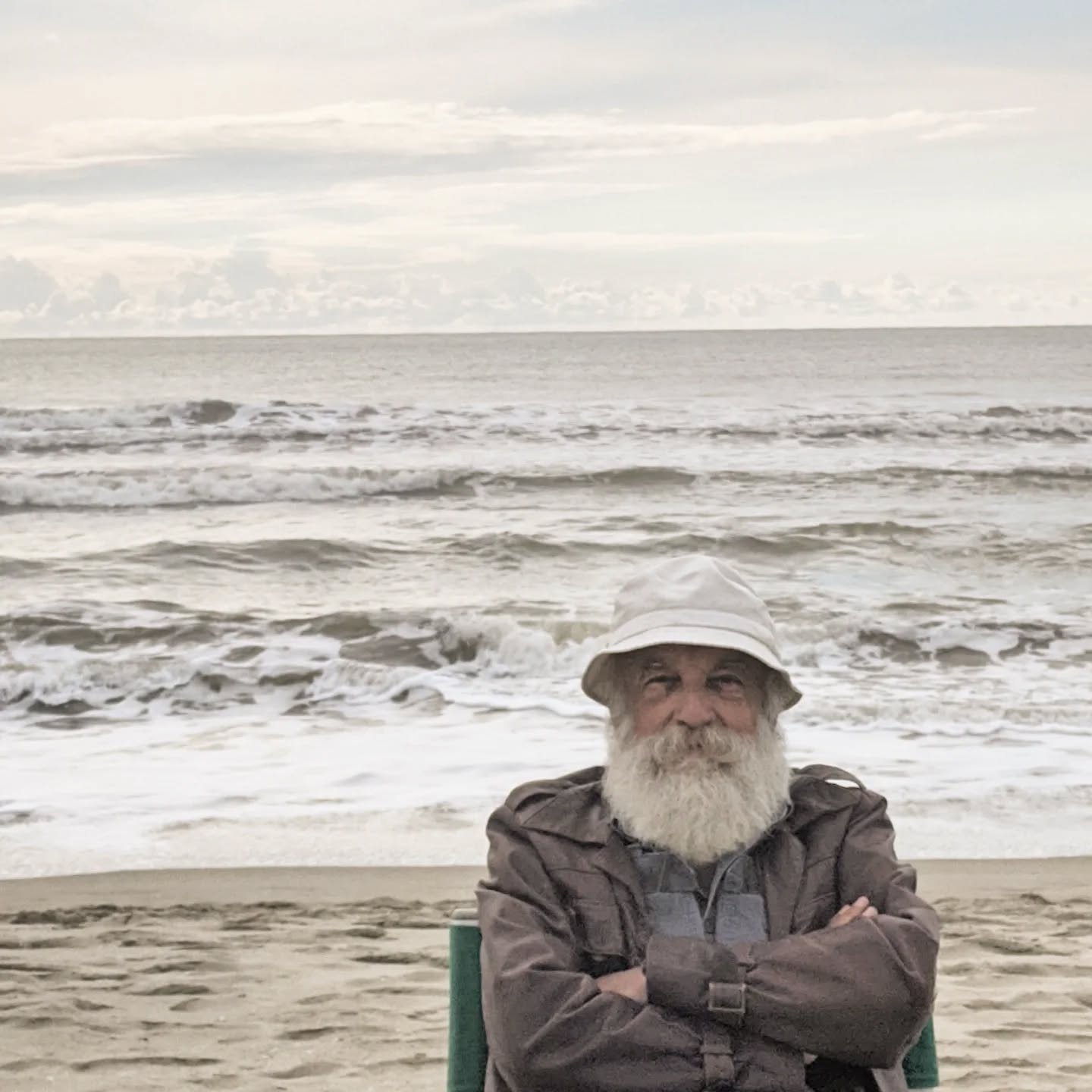 Today my father would celebrate his 74th birthday.
I did not know it then - in September of 2020 - that this would have been his last visit to my beach in Viareggio.
Bohemien artist in heart, there was nothing he liked more than to sit late in the night with friends and strangers alike.
If there are celebrations Up Above, I am sure the party is just getting started! 🥂