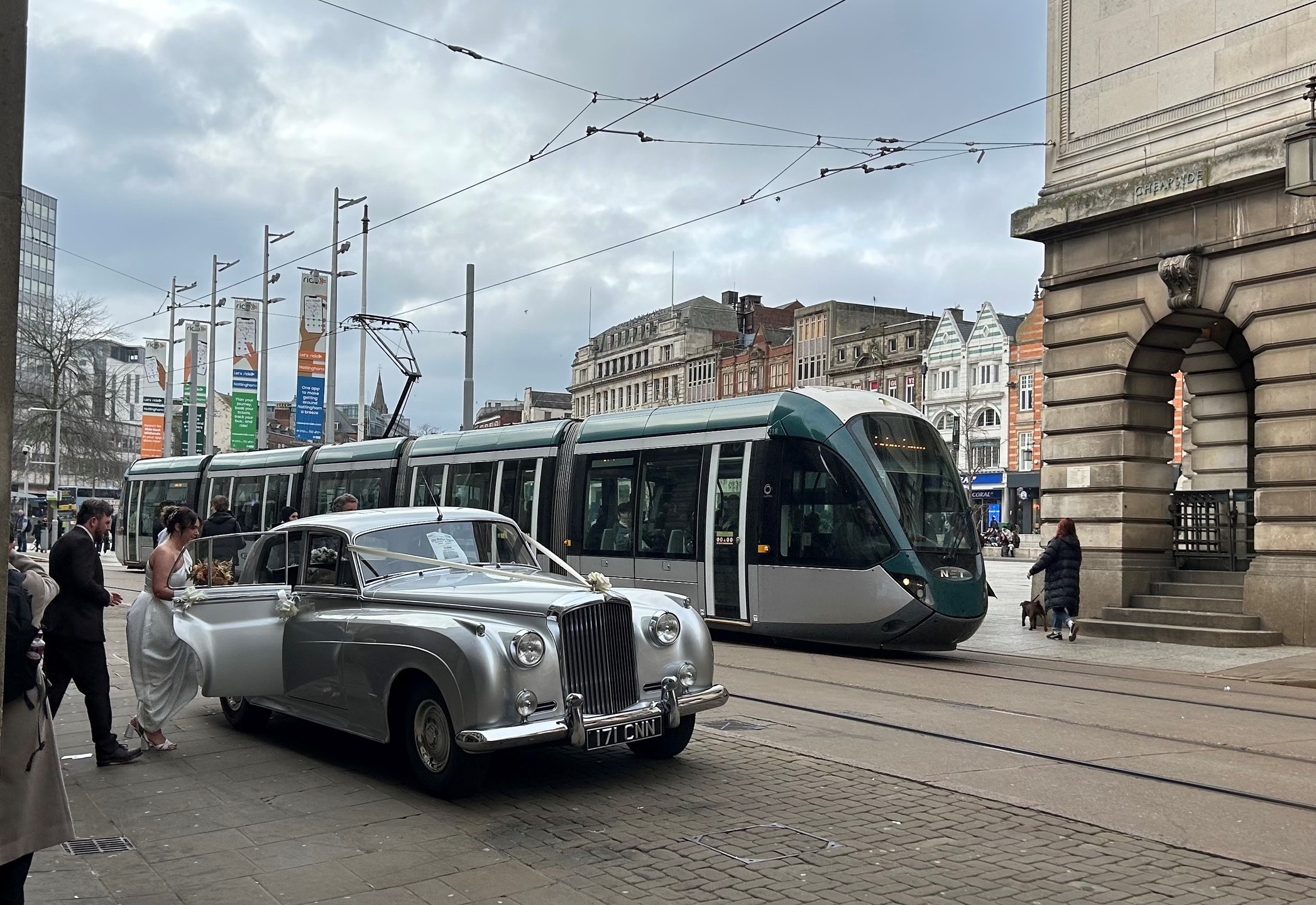 Our 1950s Bentley S1 caused quite a stir on a busy Nottingham market square on Saturday!
Congratulations & thank you Holly & Christopher for sharing your special day with us.
#lentonlimousines
#weddingcarsnottingham