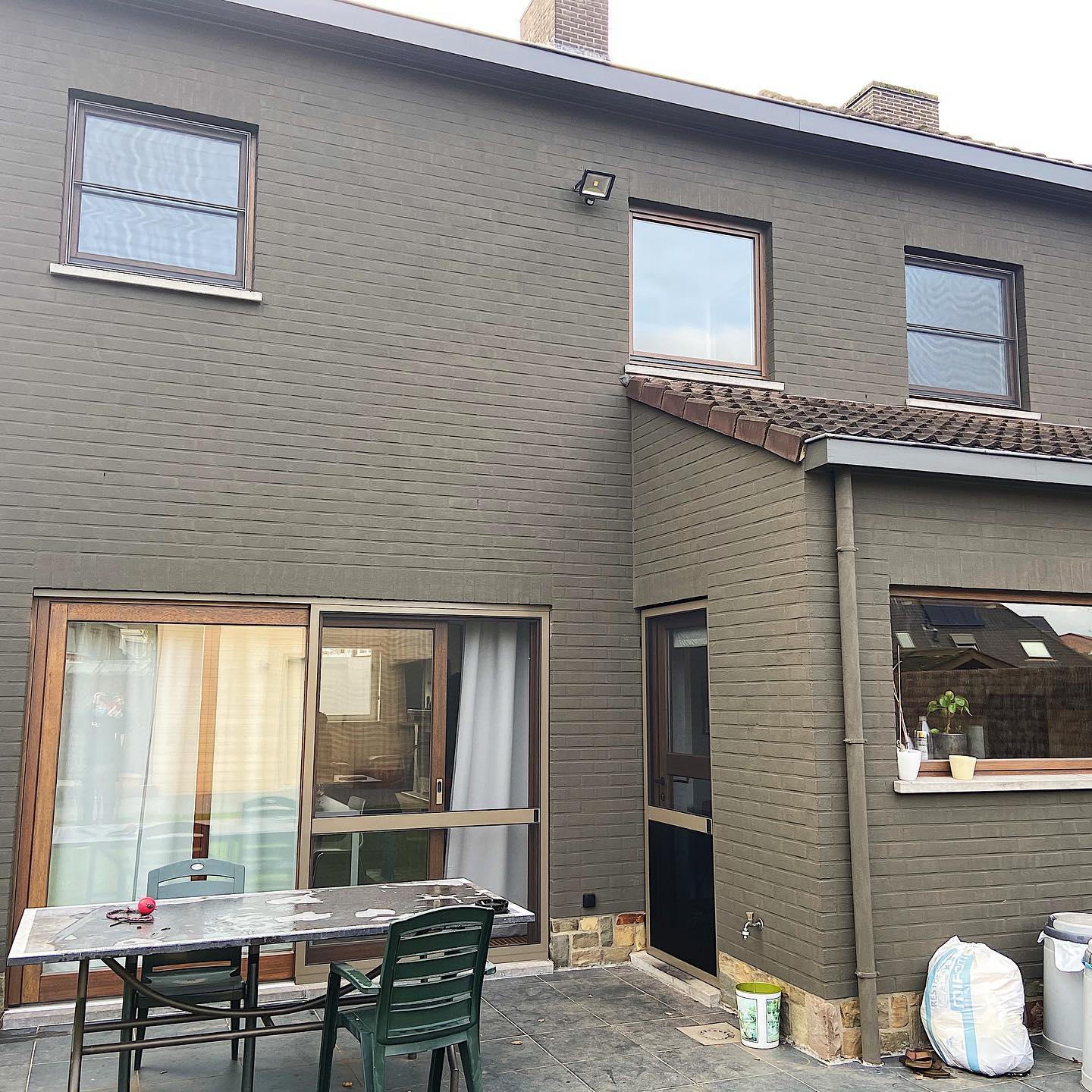 Realisatie te Rumbeke!💥
Full house zoals ze zeggen! De klant kwam na hun renovatie bij ons aankloppen met de vraag of we een oplossingen hadden om insectenwering te plaatsen.
Uiteraard is dat geen enkel probleem, dus het huis werd rondom voorzien van insteekramen, een schuifdeur en een draaideur.💪🏼
De kleur werd bepaald aan de hand van het vernis die gebruikt werd voor de ramen.
Klant tevreden = wij tevreden! 😄
#alusolutions #vliegenramen #vliegendeuren #opmaat #passievoormaatwerk #aluminium