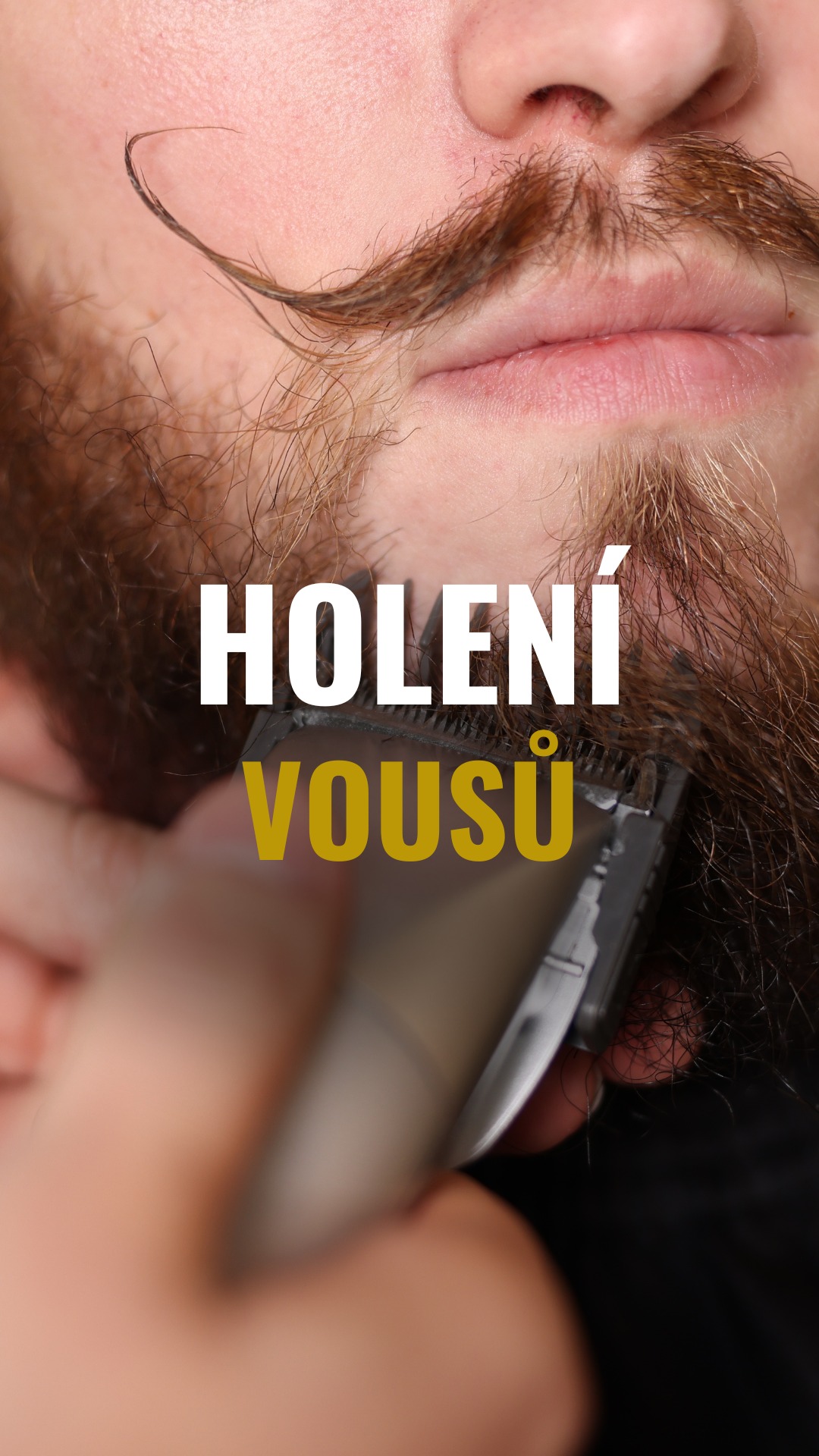 💈 PO SMĚRU vs. PROTI SMĚRU: Jak stříháš vousy ty? ✂️🧔
V dnešním videu si ukážeme, jaký je zásadní rozdíl v technice stříhání vousů a proč je dobré obě varianty kombinovat.
Po směru: Ideální pro tvarování a sestříhávání. Vousy zůstanou opticky delší – například s 3mm nástavcem dosáhneš délky cca 4–6 mm.
Proti směru: Tímhle stylem vousy zkrátíš přesně na délku, kterou máš na nástavci (3 mm budou prostě 3 mm).
Propojování: Pro dokonalý stín a plynulé přechody je nejlepší obě techniky střídat a reagovat na to, jak vousy zrovna rostou.
Pochopení tohohle rozdílu ti ušetří spoustu zbytečných chyb a „zubů“ ve vousech! 👊
👉 Jak to řešíš ty? Kombinuješ oba směry, nebo jedeš radši na jistotu jen po směru? Napiš nám do komentářů! 👇
#barberschoolcz #barberschoolbrno #barberschoolpraha #beardtips #vousy #barbering #barberskills #barberlife #2026