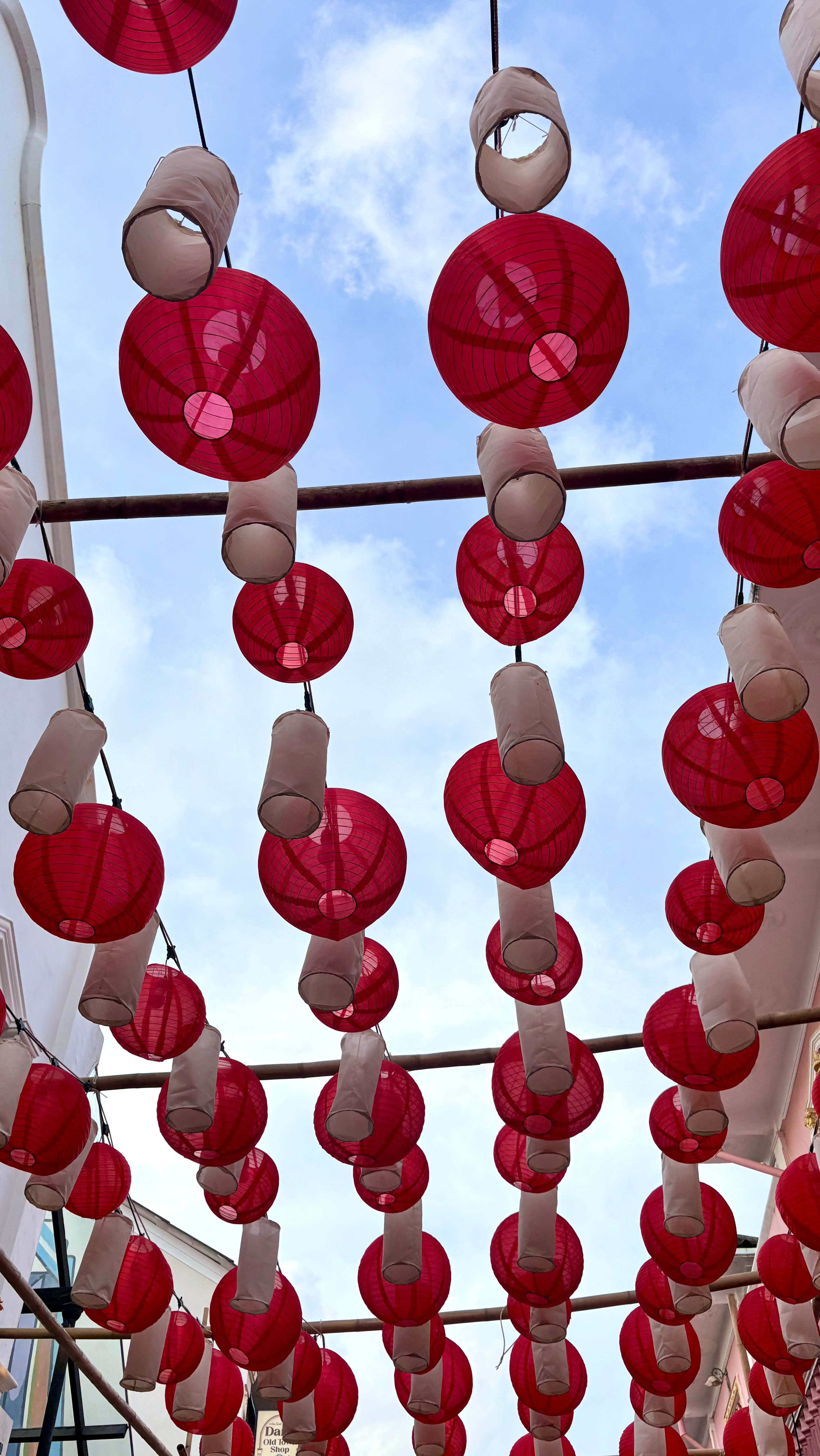 🌴 Bye-bye kha la Thaïlande 🌴
Ces vacances ont été fabuleuses, inspirantes, inoubliables ✨🌴🌞
Du soleil dans la tête, des souvenirs plein le cœur et des trésors plein les valises 🌺 On a pensé à vous !
Quel bonheur d’avoir partagé cette aventure en famille et d’avoir parcouru ce pays incroyable à la recherche de belles choses, d’objets uniques et d’inspirations nouvelles 💫
Nous voilà de retour avec une immense joie de vous retrouver à la boutique ✨
👉 Reprise des horaires habituels.
📍 Le Puits d’Amour
113 rue Fondaudège – Bordeaux
Quartier Jardin Public
🕒 Horaires
Du lundi au samedi : 11h – 19h
À très vite au magasin avec plein de nouvelles idées, de belles trouvailles et toujours plus de love ✨💛