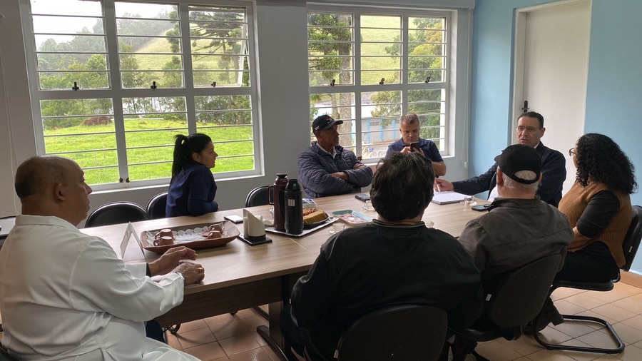 Recebemos a visita do deputado Vitor Lippi (PSDB), que reforçou seu compromisso em continuar apoiando o hospital na busca por investimentos e melhorias junto ao Governo do Estado.
Nos últimos 5 anos, o deputado já indicou mais de R$ 5 milhões em recursos de custeio e investimento para a instituição. Somente no último ano, indicou R$ 1.059.000 em emenda de investimento, destinados à aquisição de equipamentos, fortalecendo a estrutura hospitalar.
Esses investimentos contribuem diretamente para um atendimento cada vez mais qualificado e humanizado, além de ampliar a realização de cirurgias eletivas, impactando positivamente na produção hospitalar e na receita por meio do incentivo estadual da Tabela SUS Paulista.
Nosso agradecimento pela parceria e pelo compromisso com a saúde da nossa região.